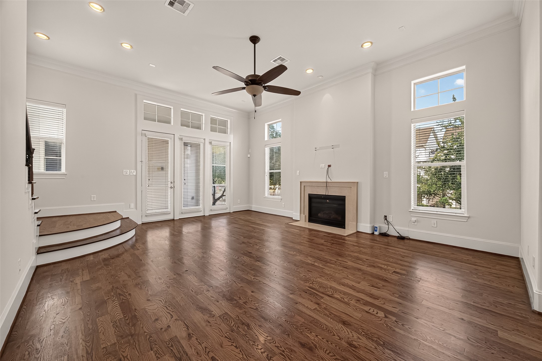 703 Live Oak Street Property Photo 5
