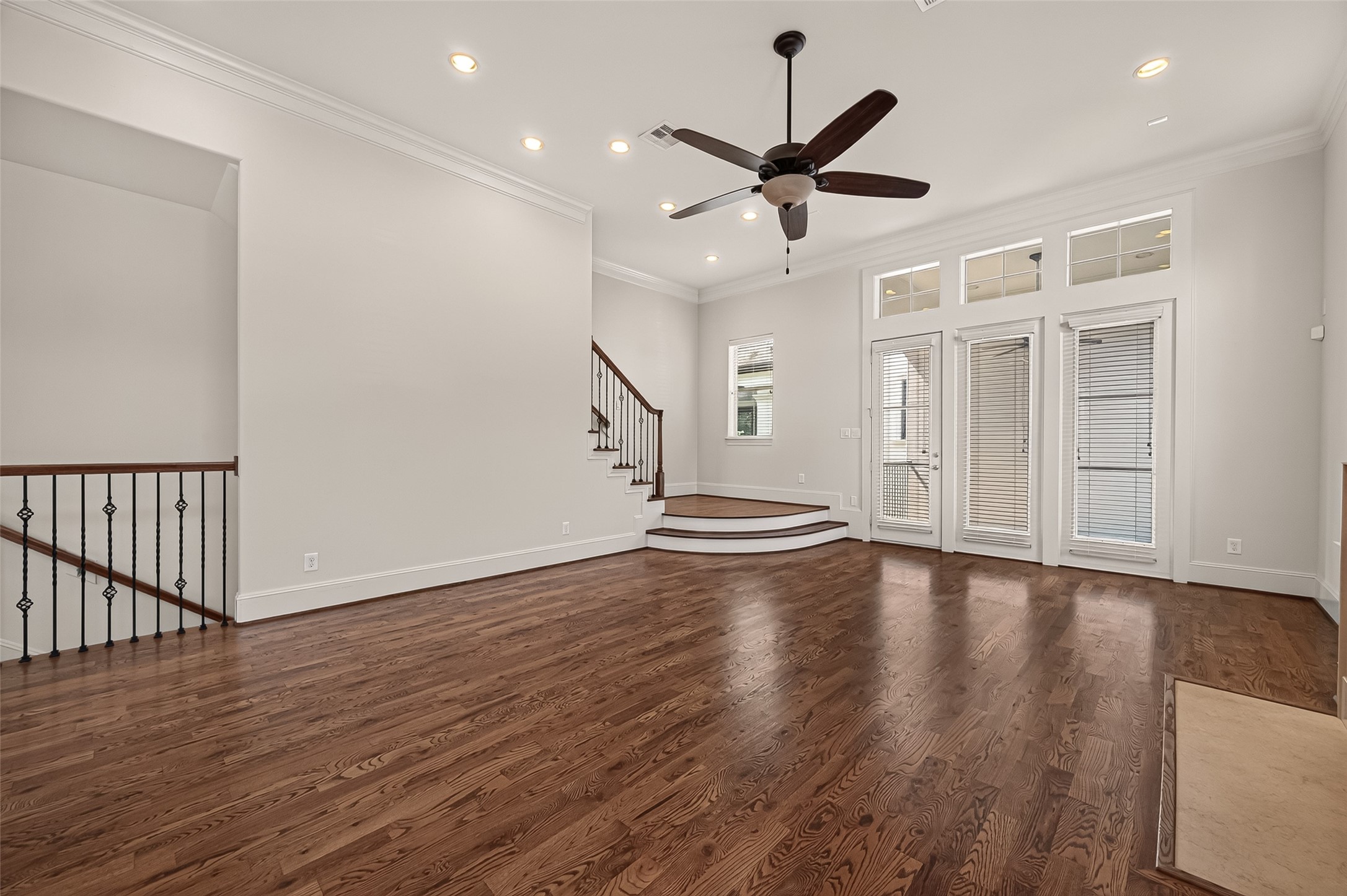 703 Live Oak Street Property Photo 6