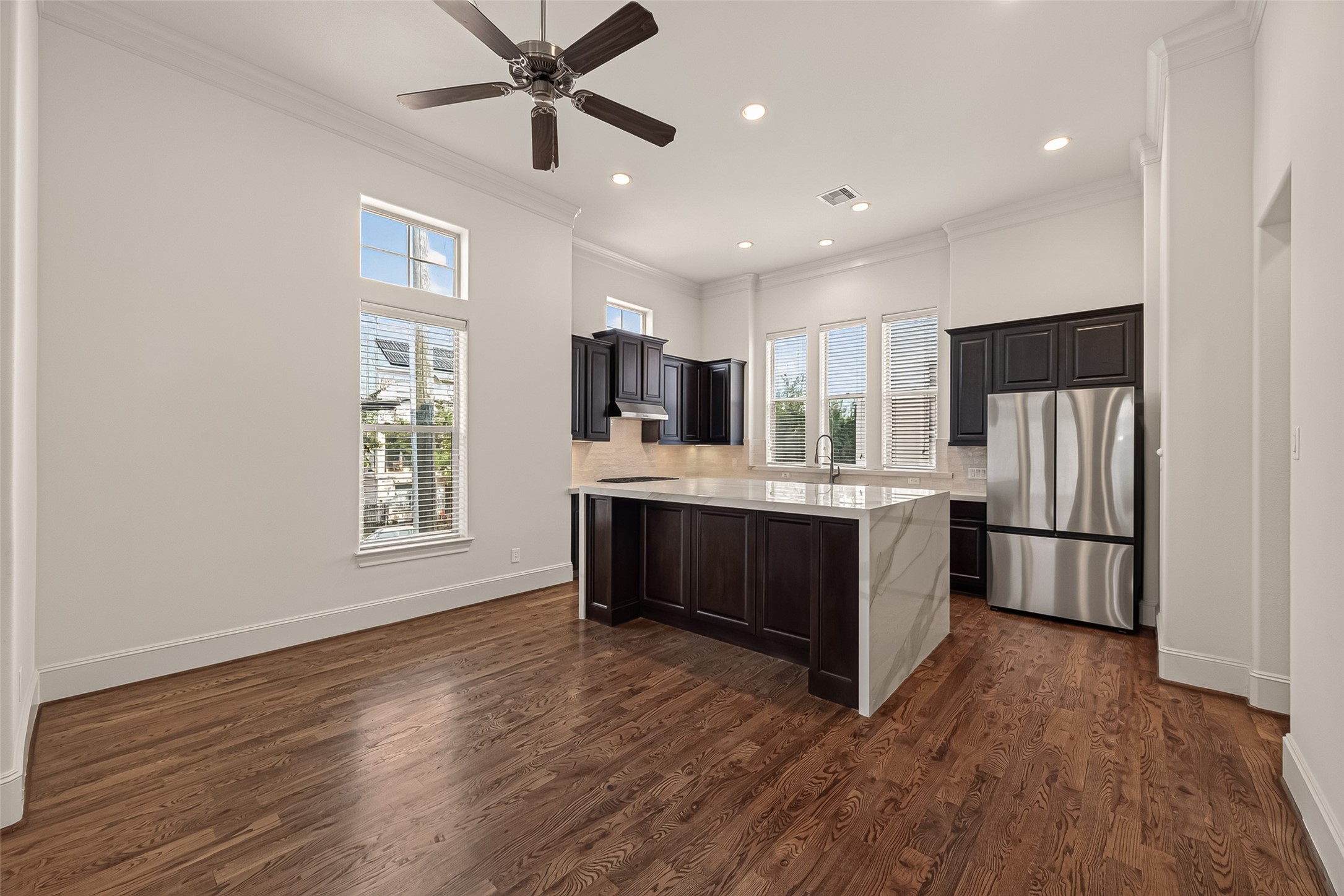 703 Live Oak Street Property Photo 8