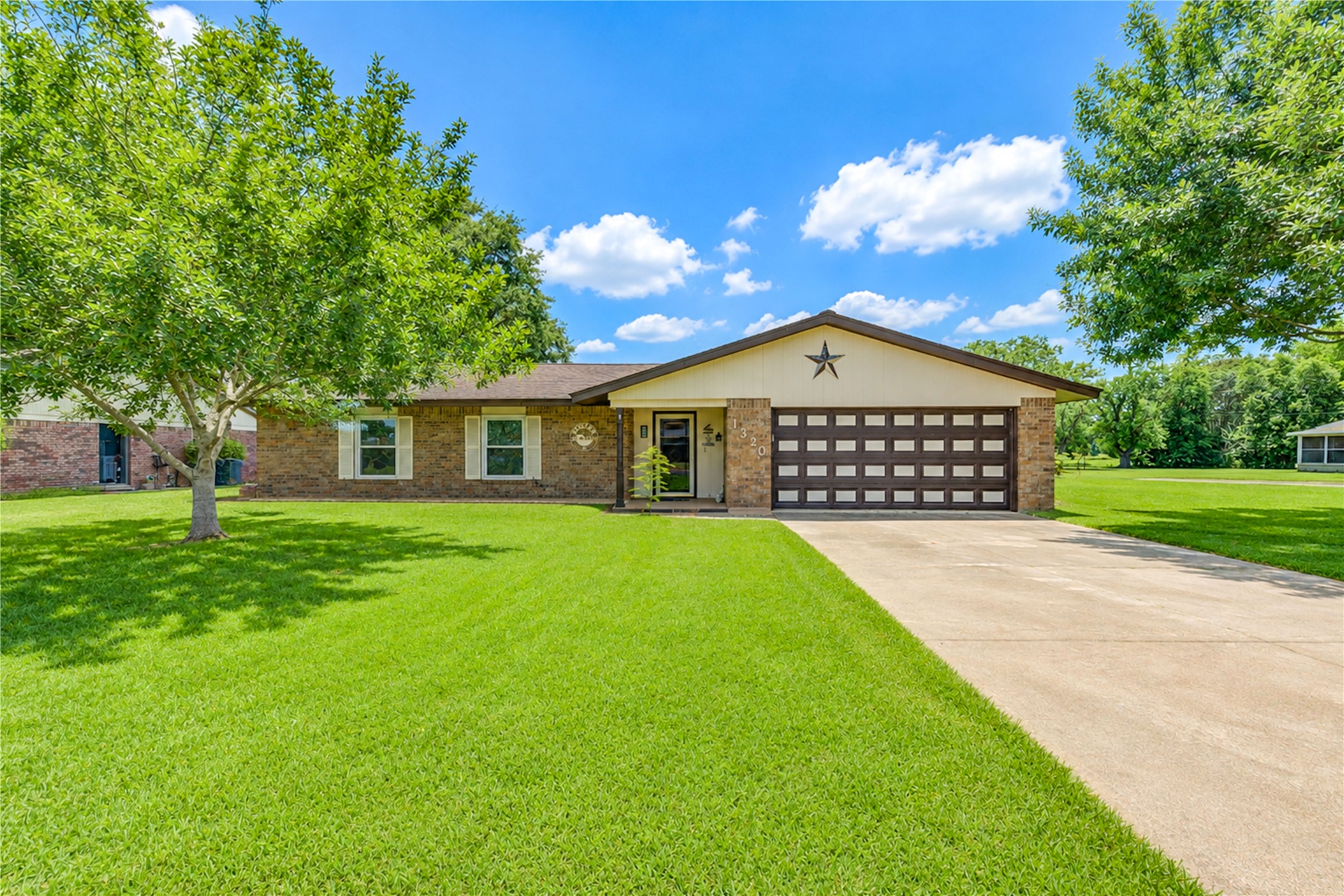 1320 Linwood Drive Property Photo 2