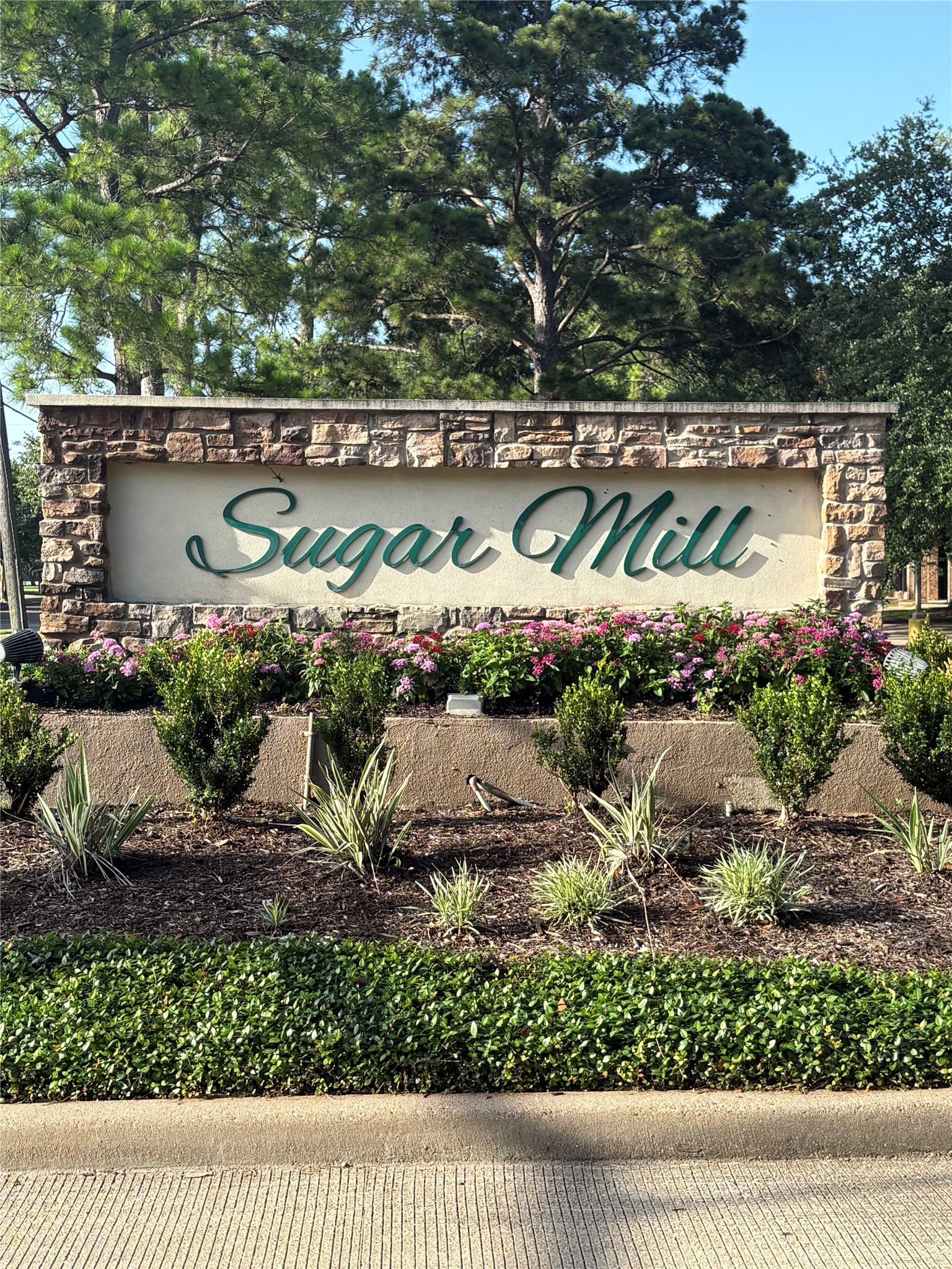 910 Millpond Drive Property Photo 3