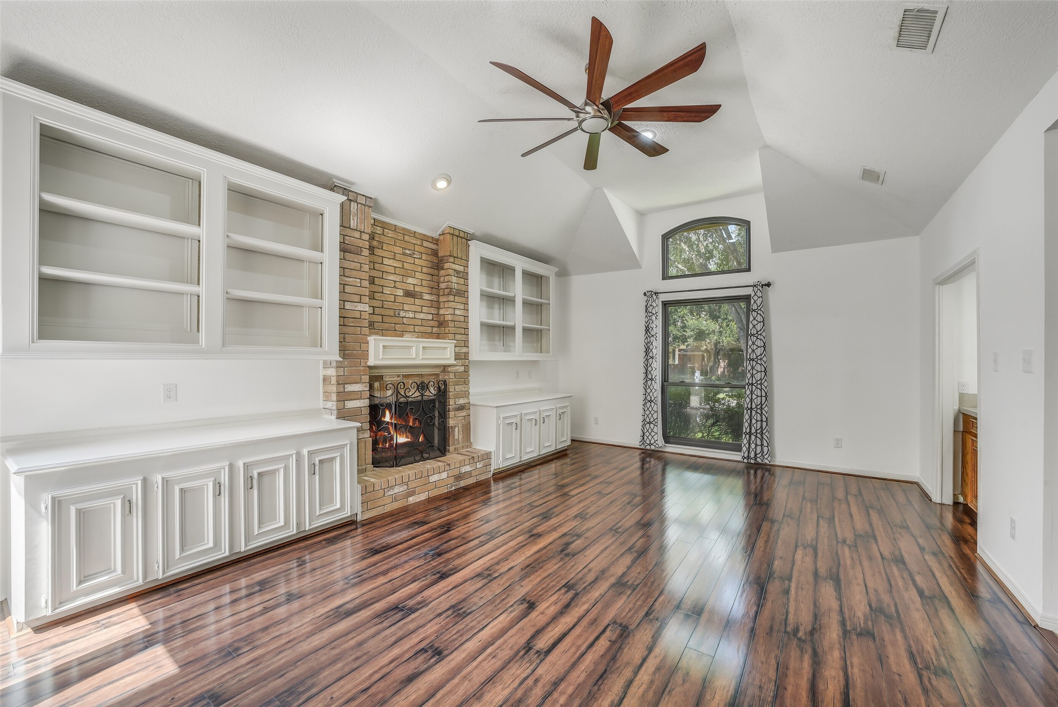 910 Millpond Drive Property Photo 7