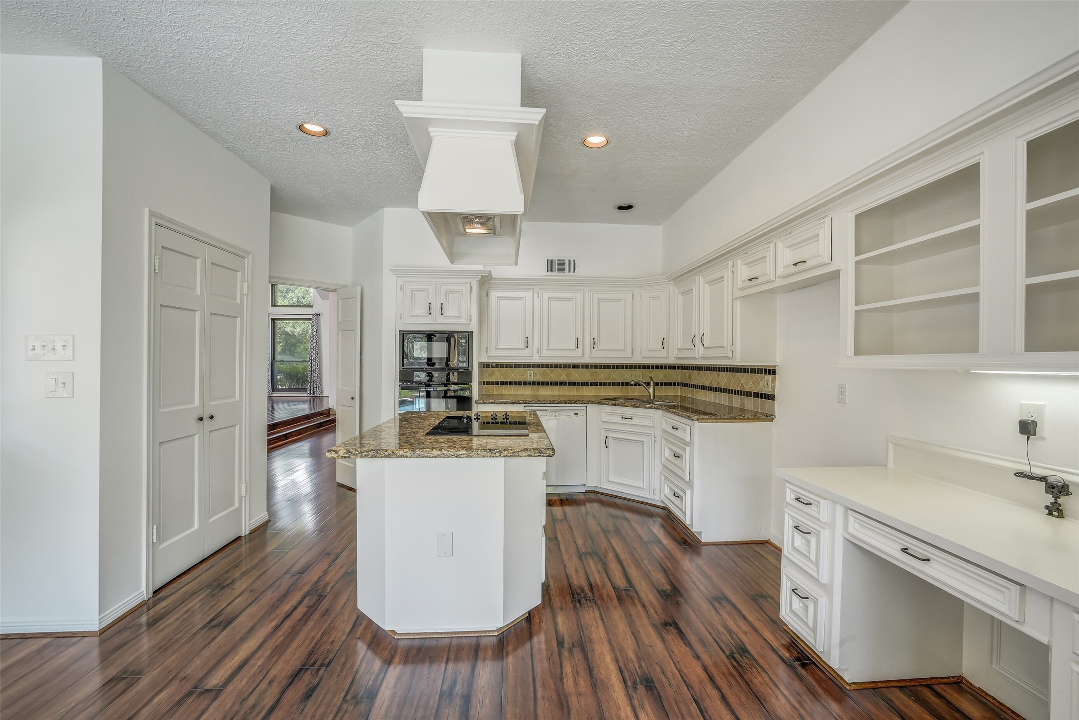 910 Millpond Drive Property Photo 14
