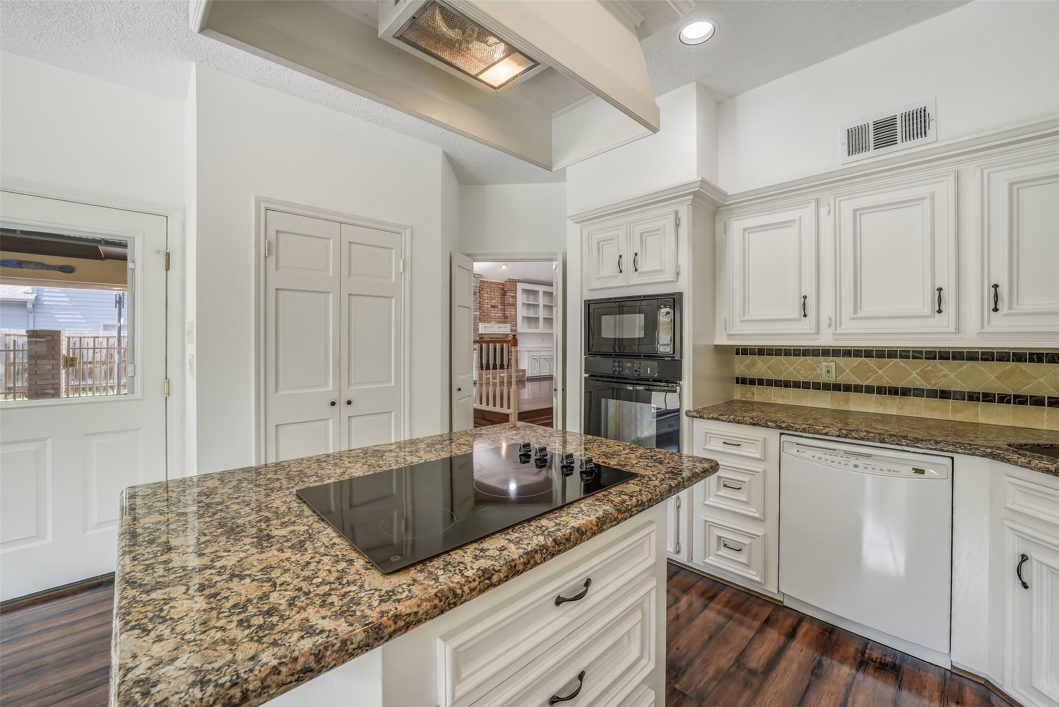 910 Millpond Drive Property Photo 18