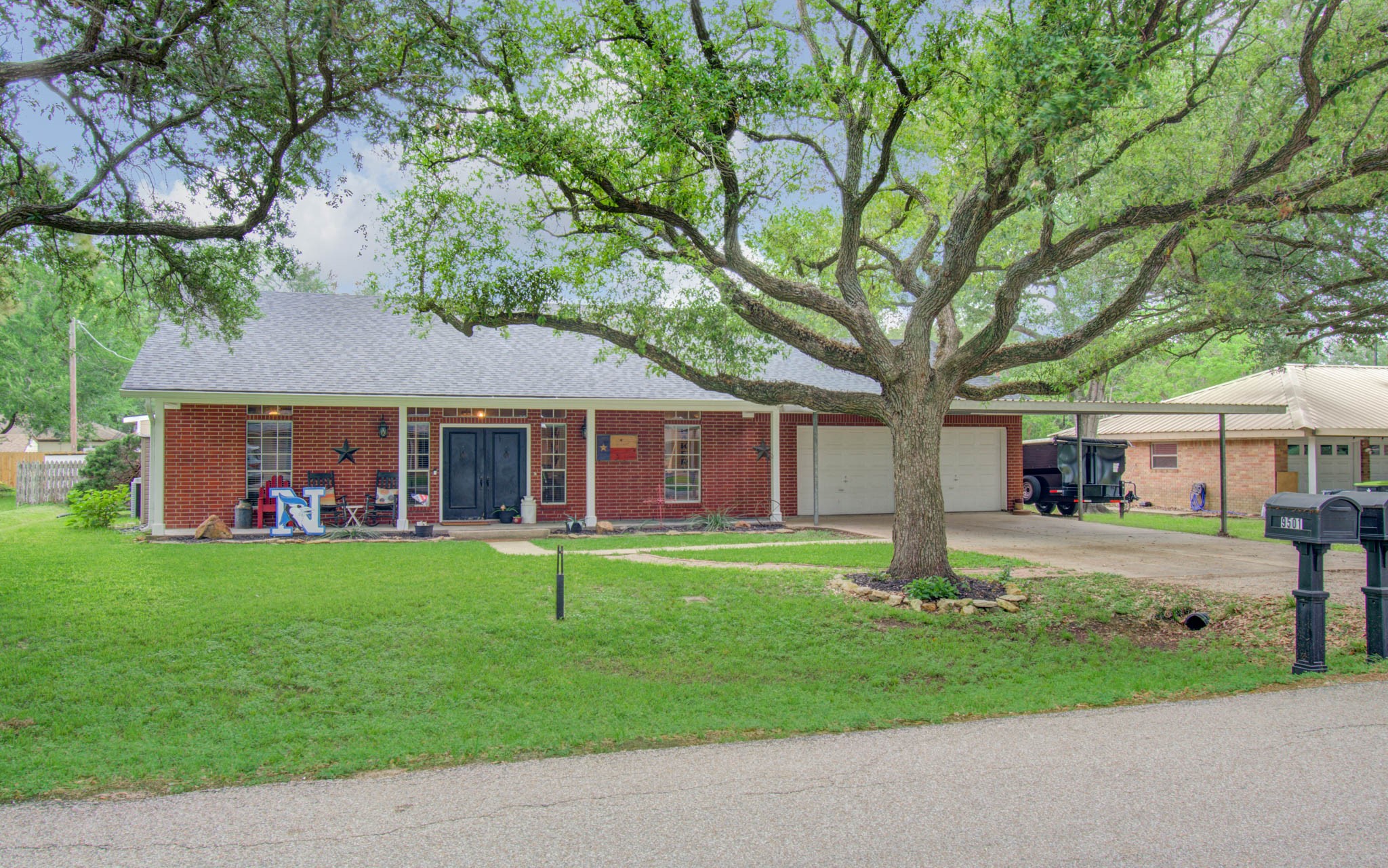 9501 Gene Street Property Photo 4