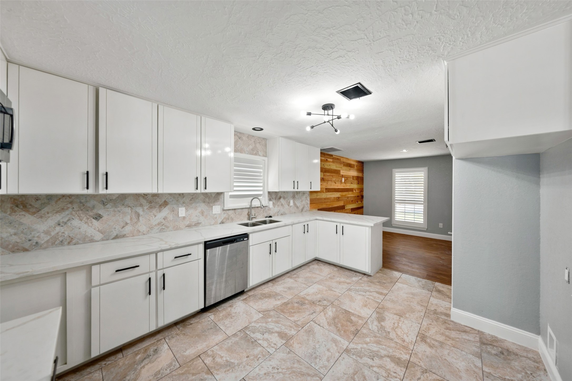 3211 N Park Drive Property Photo 4