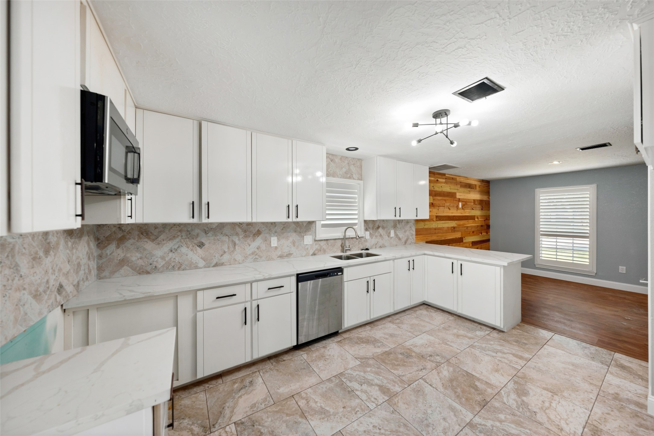 3211 N Park Drive Property Photo 5