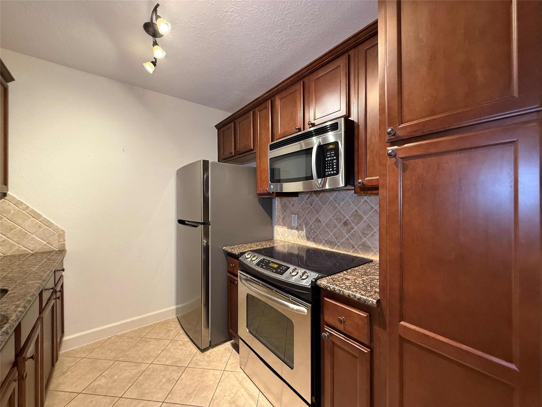 2224 S Piney Point Road 223 Property Photo 9