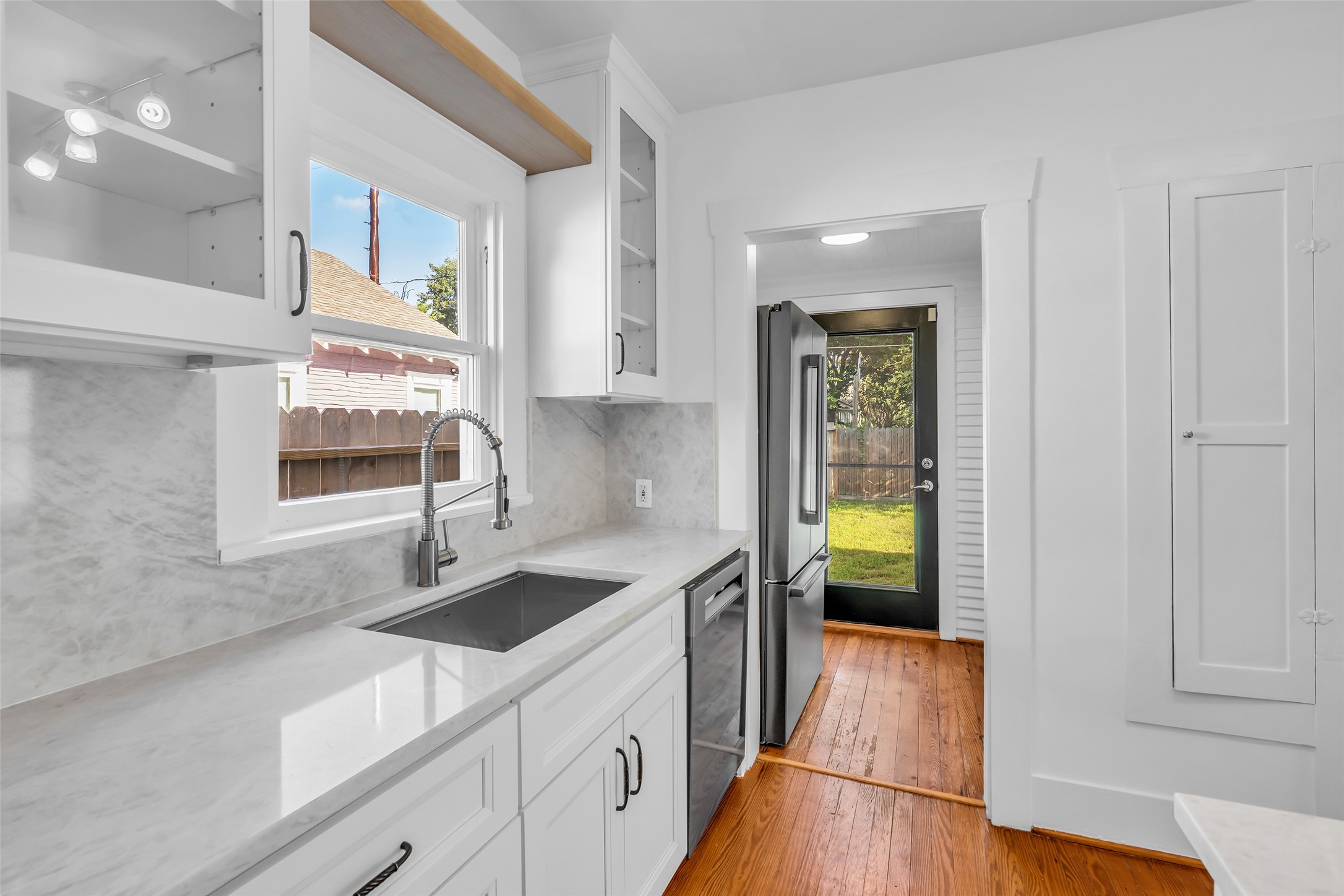 1015 E 14th Street Property Photo 17