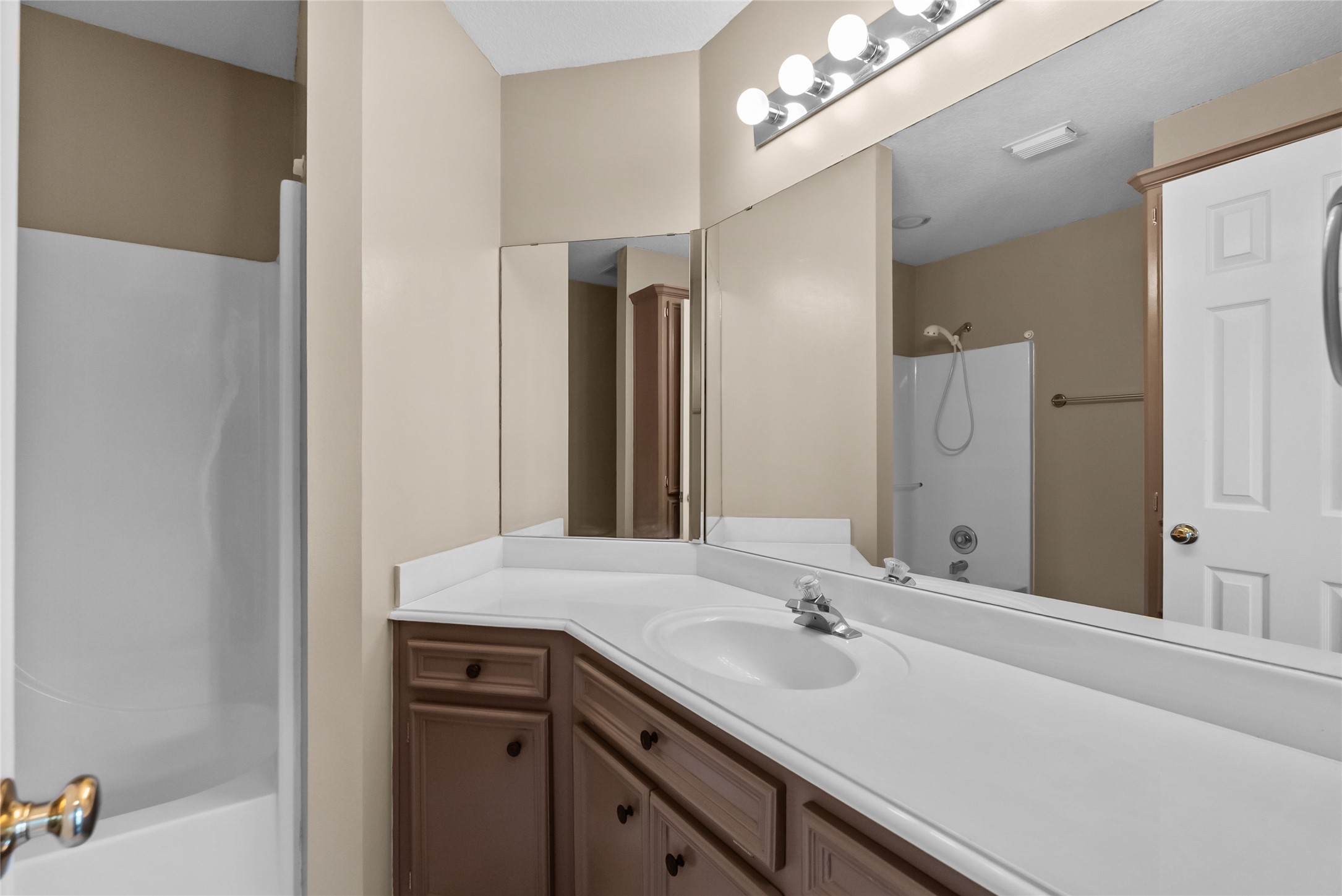 111 Jamestown Avenue Property Photo 32