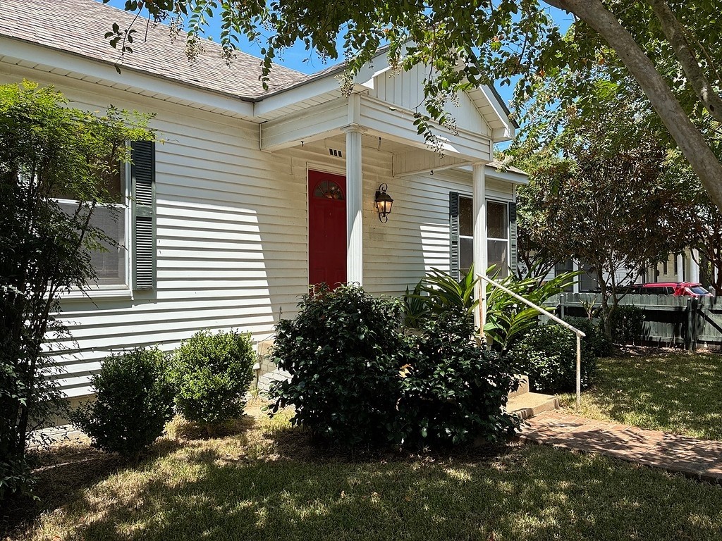 102 W Tom Green Street Property Photo 1