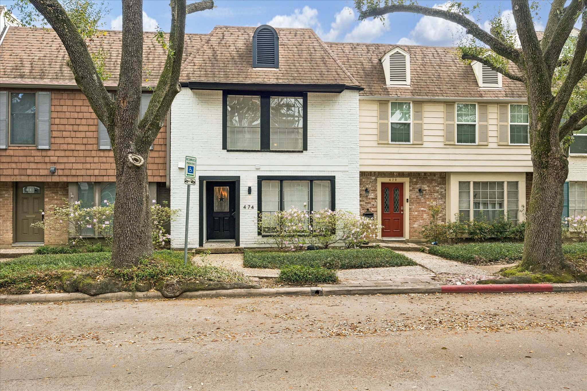 474 N Post Oak Lane Property Photo 3