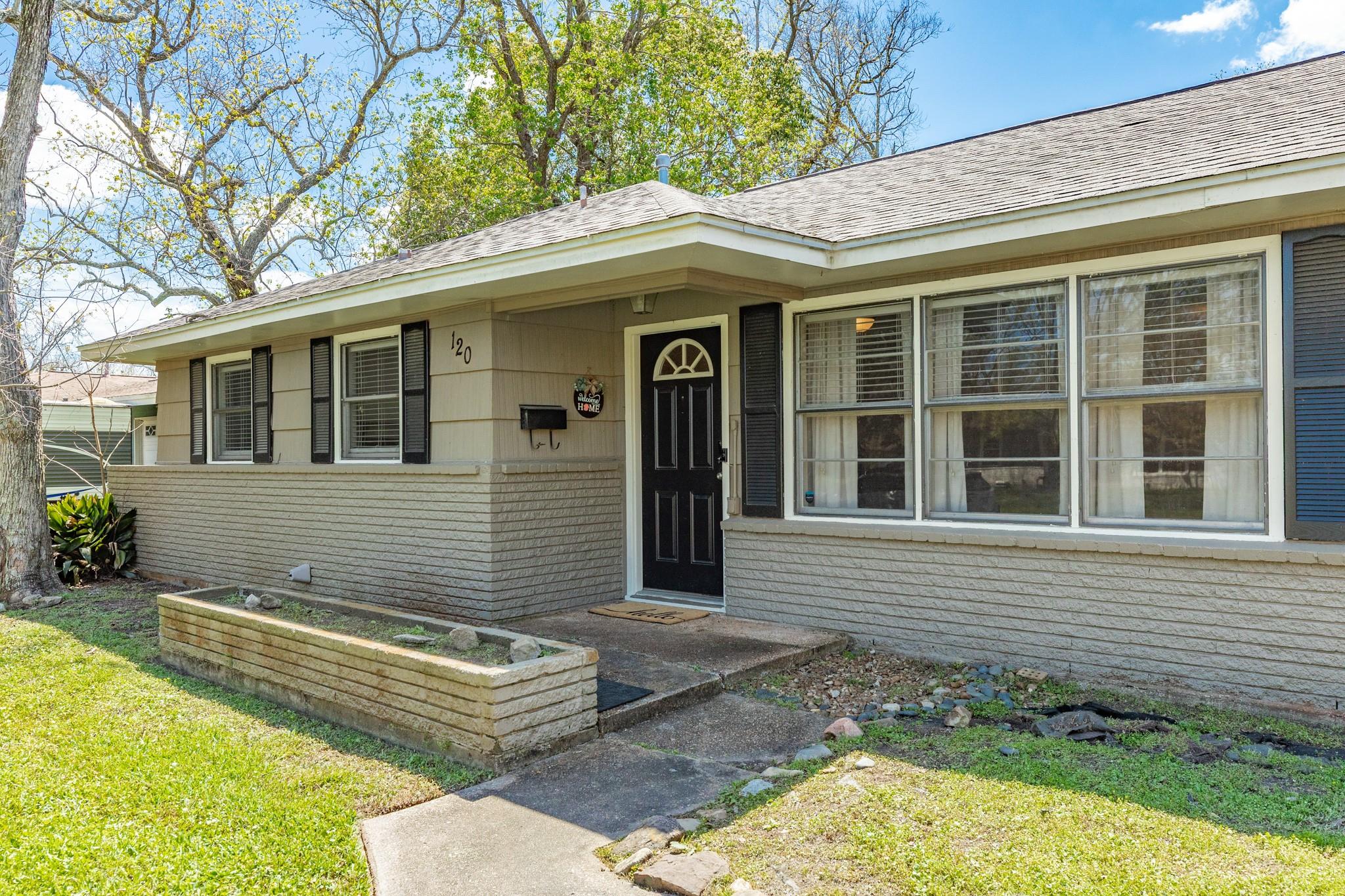 120 Palm Lane, Lake Jackson Tx 77566 Property Photo 3