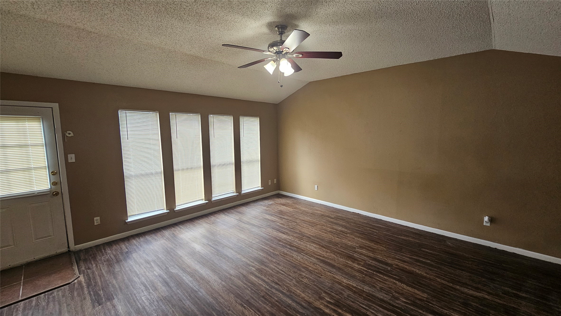 4250 Southchase Lane Property Photo 4
