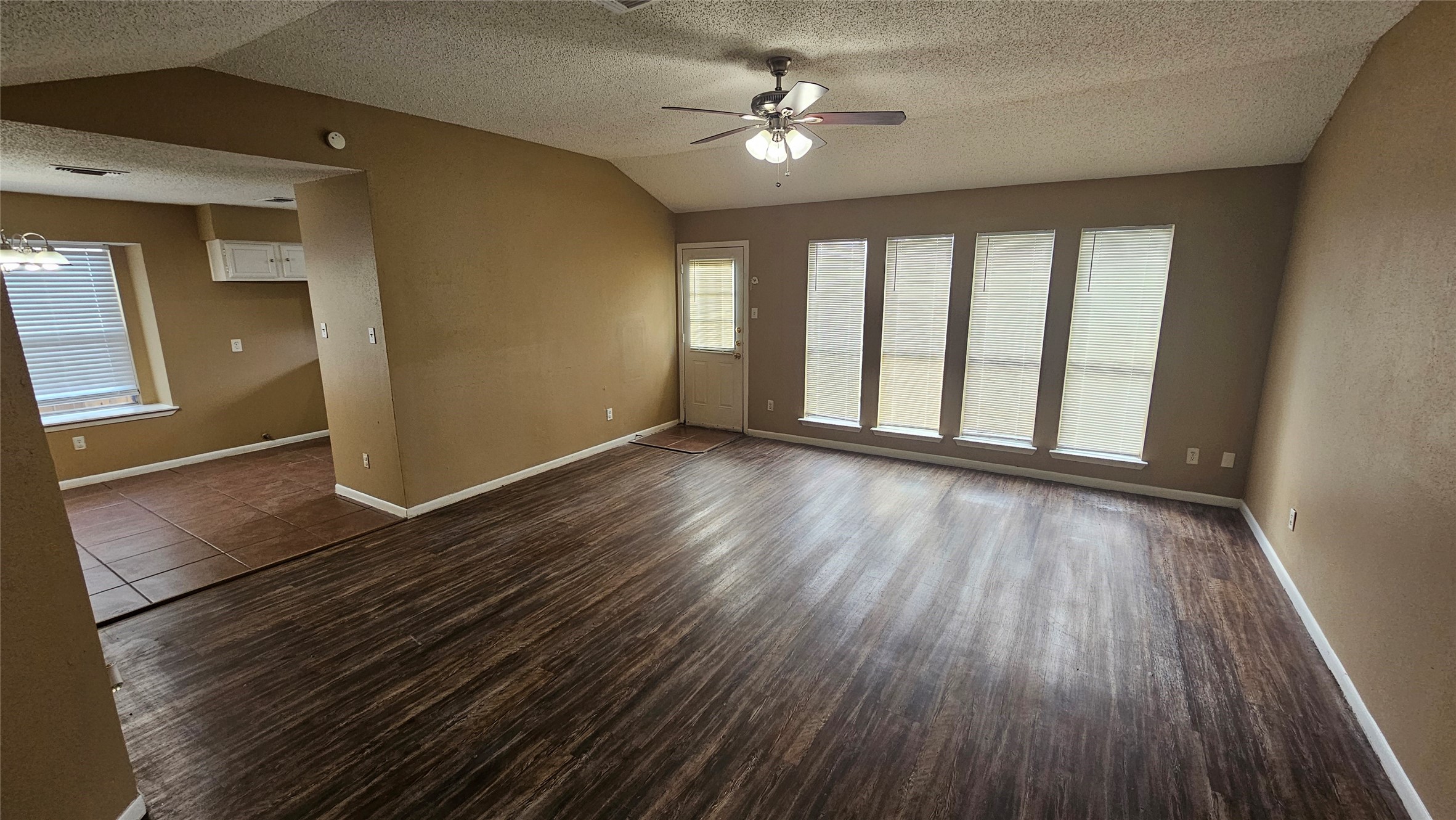 4250 Southchase Lane Property Photo 5
