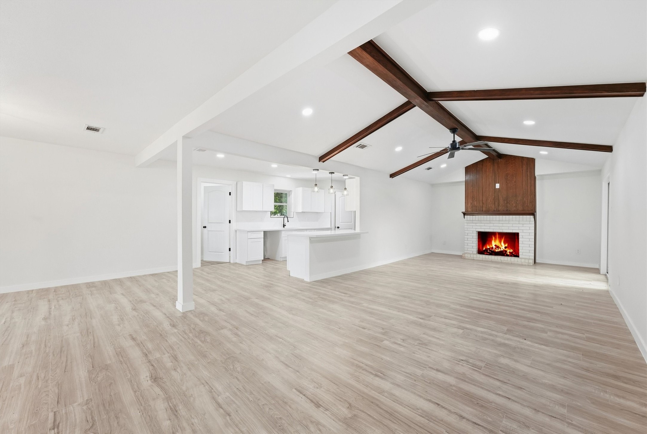 262 Oakland Street Property Photo 4