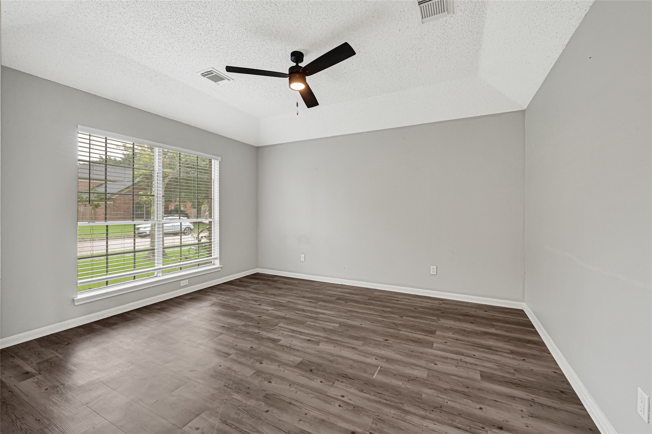 3906 Greenwood Drive Property Photo 6