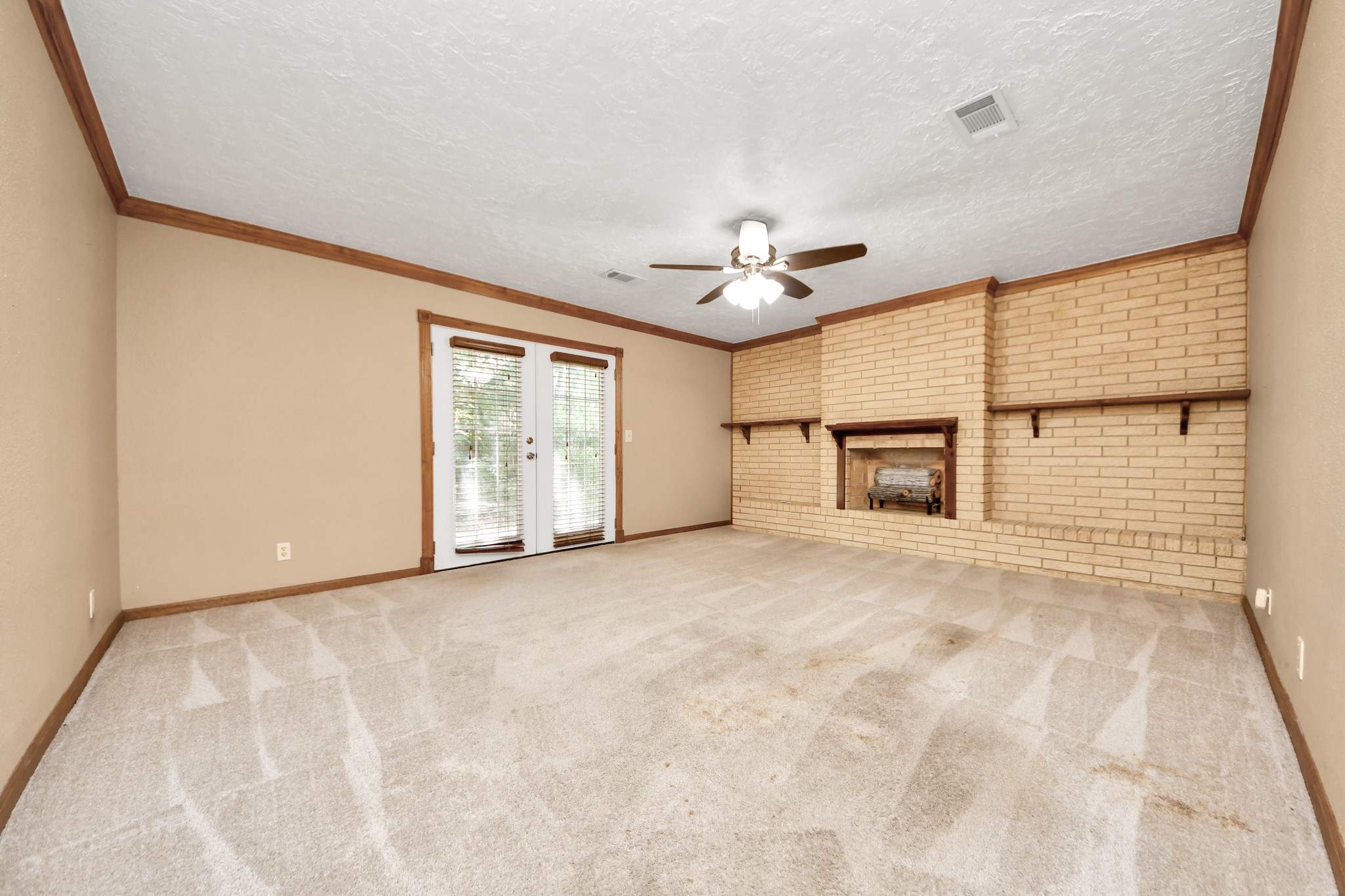 215 Hardy Street Property Photo 6