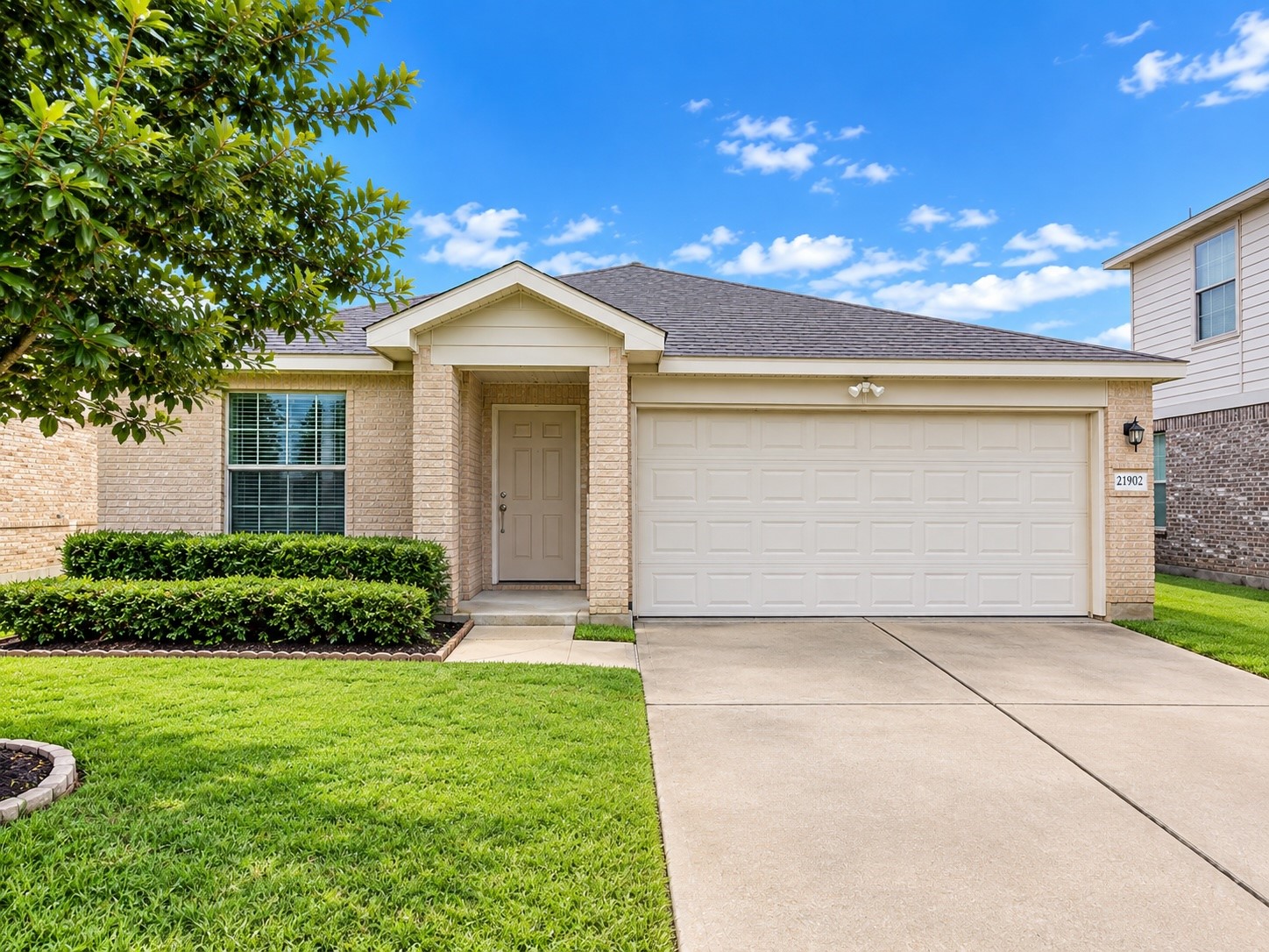 15426 Sableton Crest Lane Property Photo 1