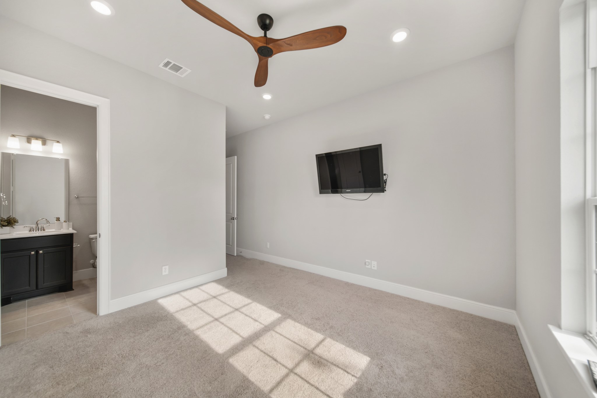 9527 Sanger Way Property Photo 27
