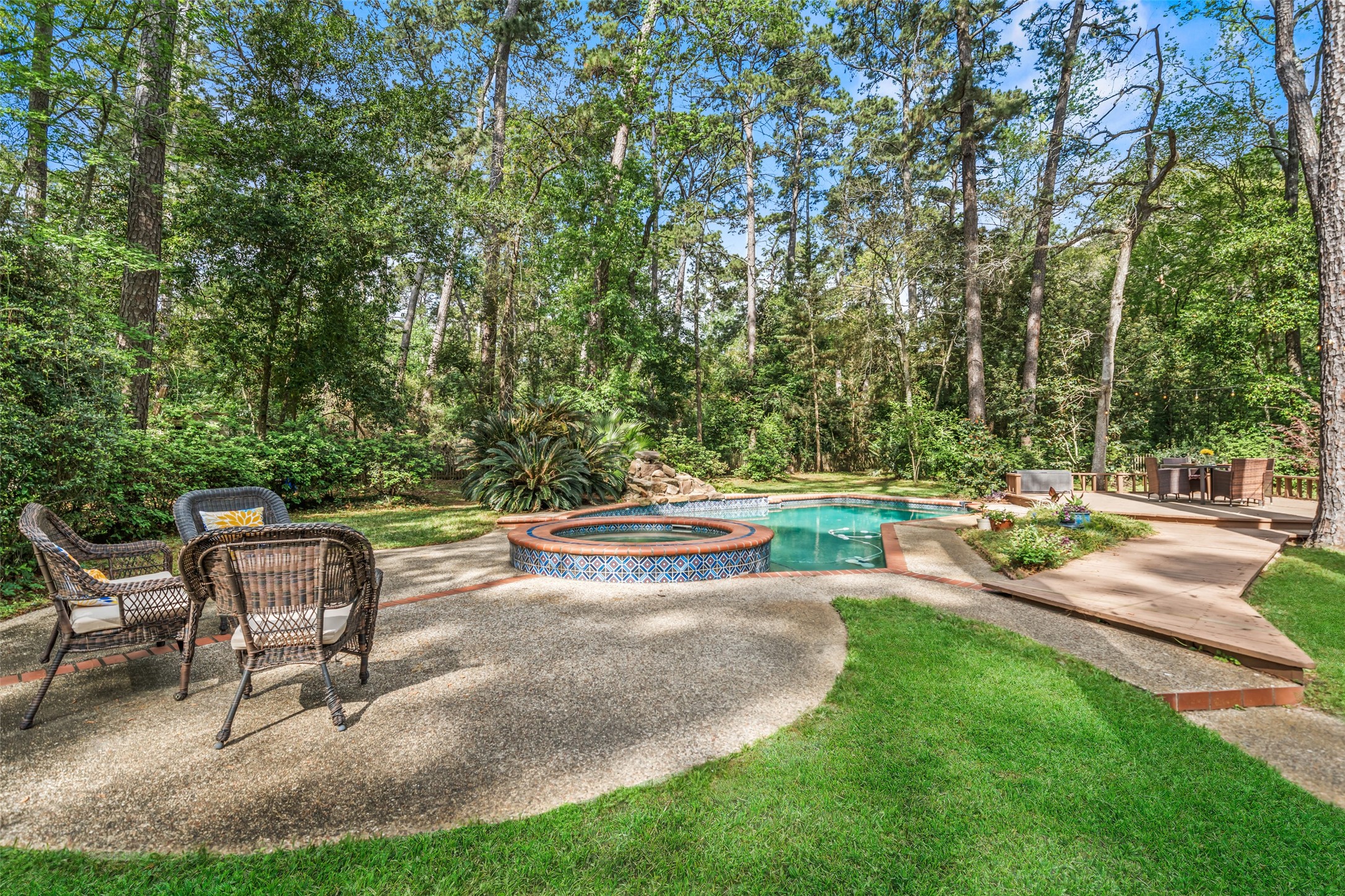 2918 Kings Forest Drive Property Photo 8