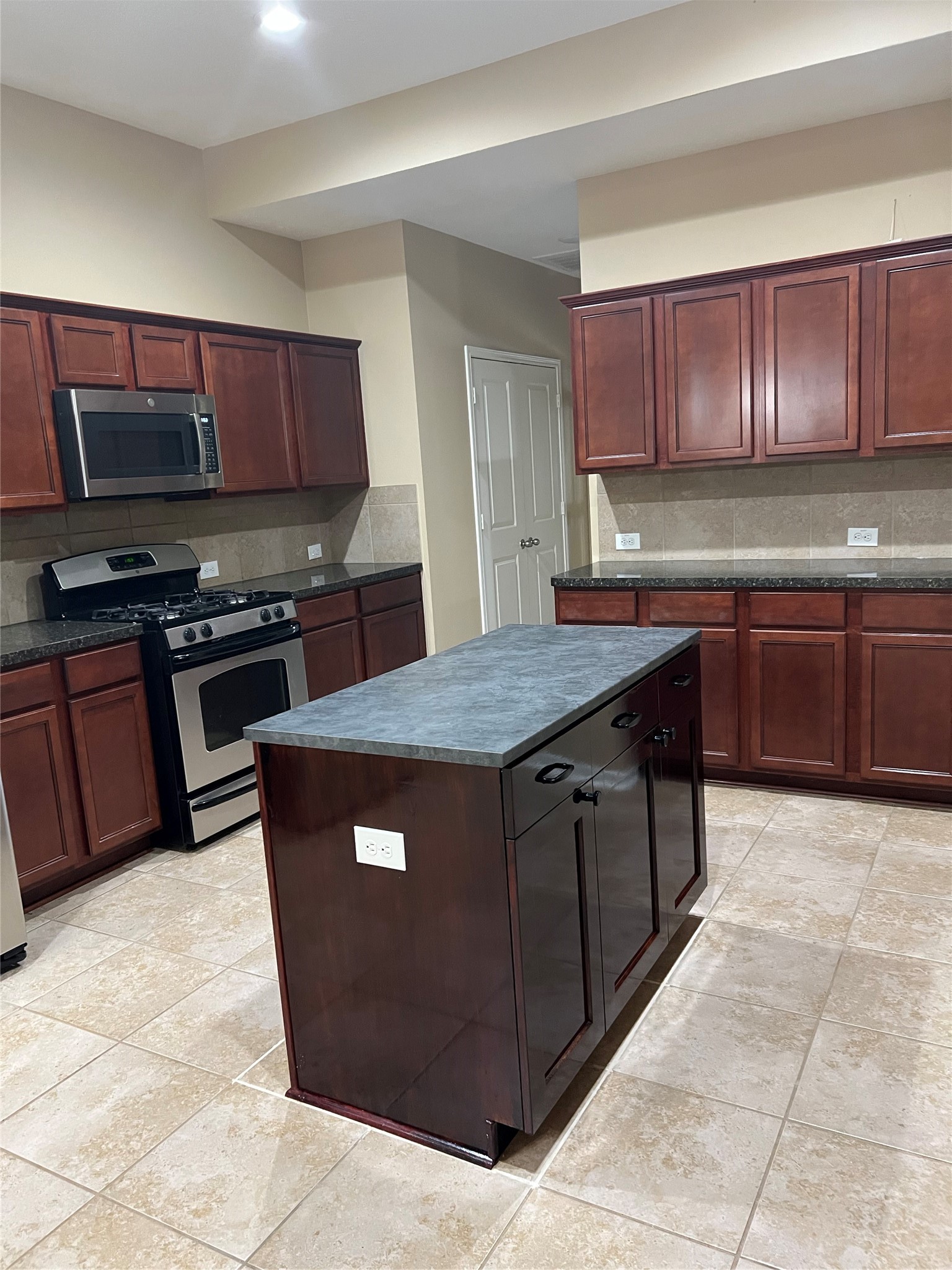 1727 Stieler Drive Property Photo 8