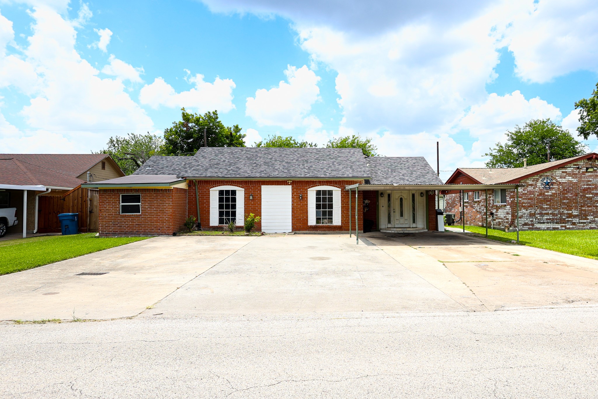9207 Cobbleshire Drive Property Photo 1