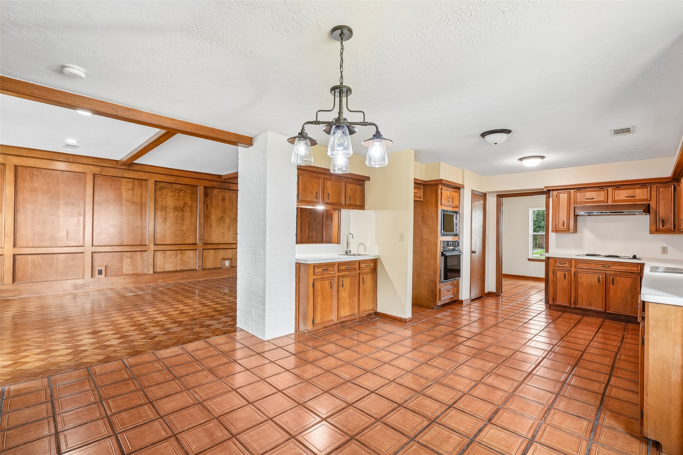 2275 Woodland Springs Street Property Photo 6