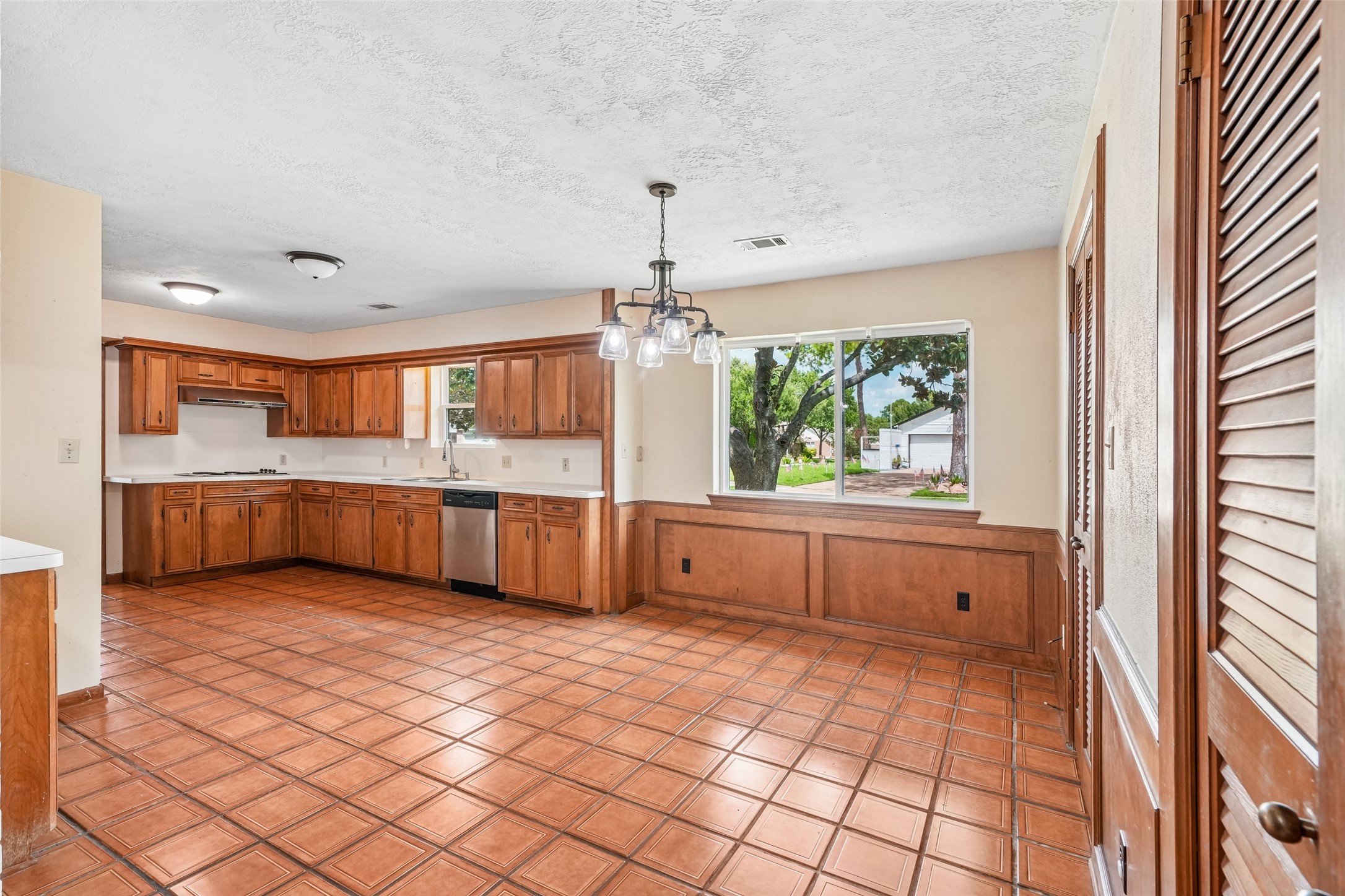 2275 Woodland Springs Street Property Photo 8