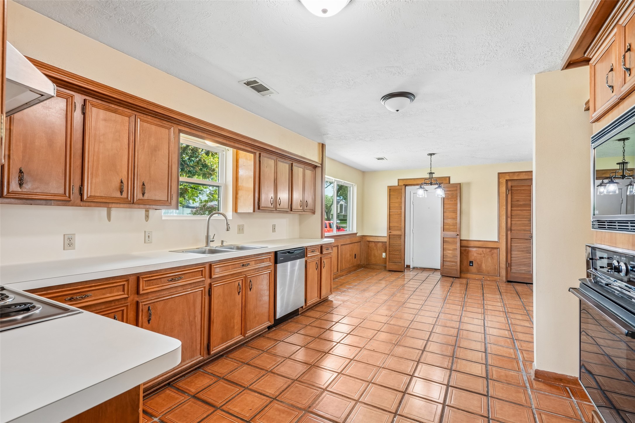 2275 Woodland Springs Street Property Photo 10