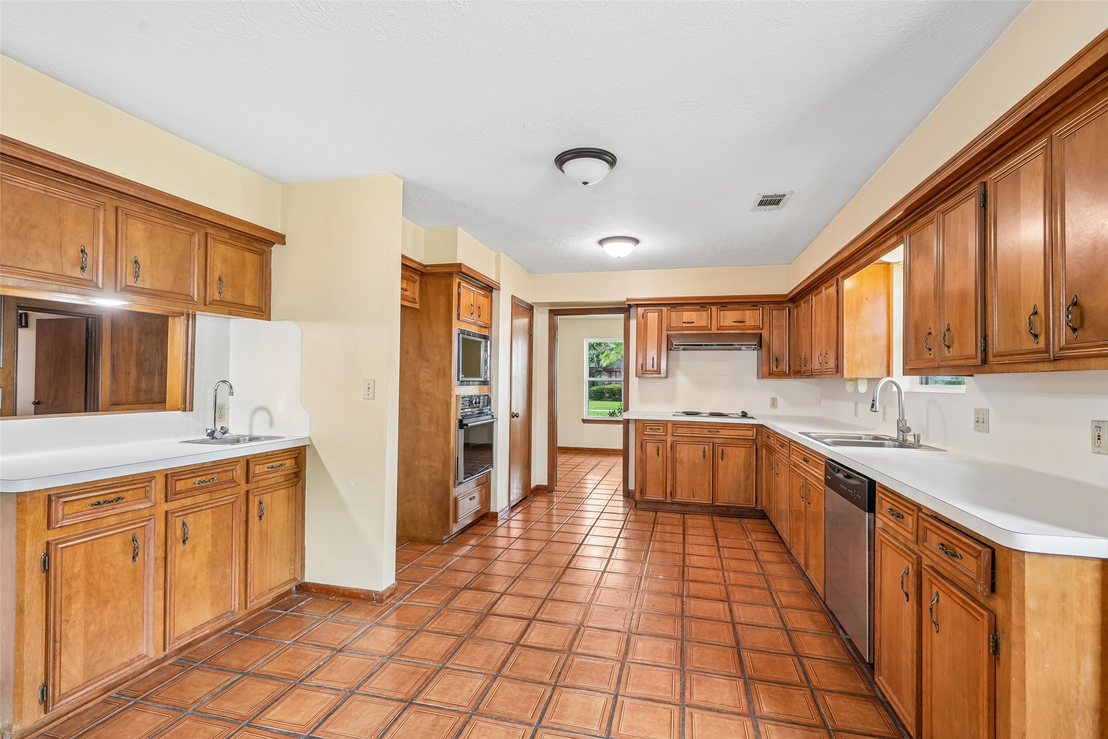 2275 Woodland Springs Street Property Photo 13