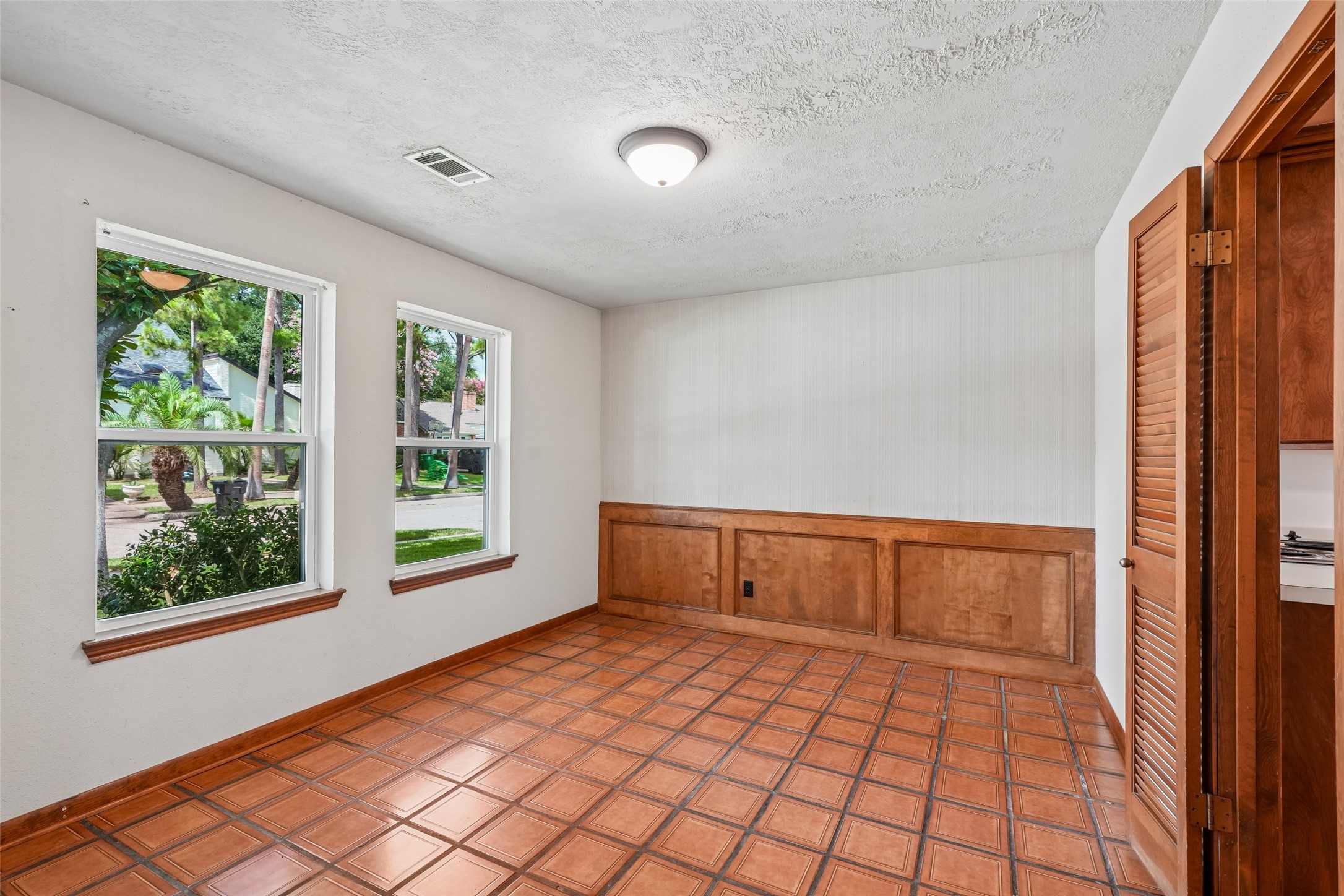 2275 Woodland Springs Street Property Photo 14
