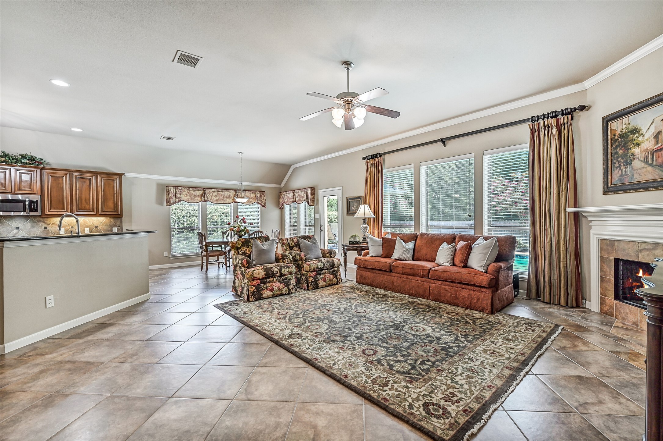 2427 Pioneer Oaks Drive Property Photo 3