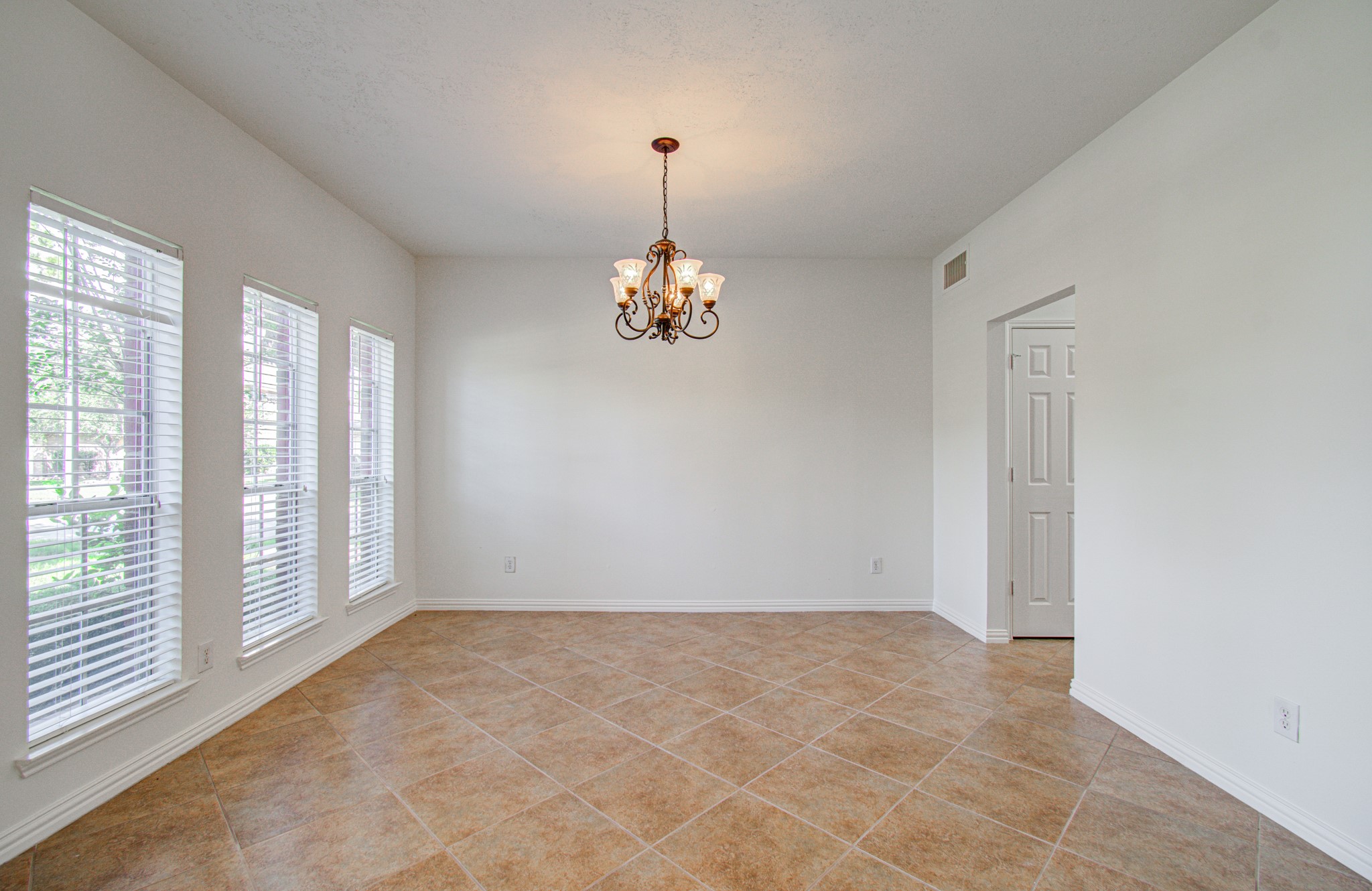 1402 Pine Knot Court Property Photo 6