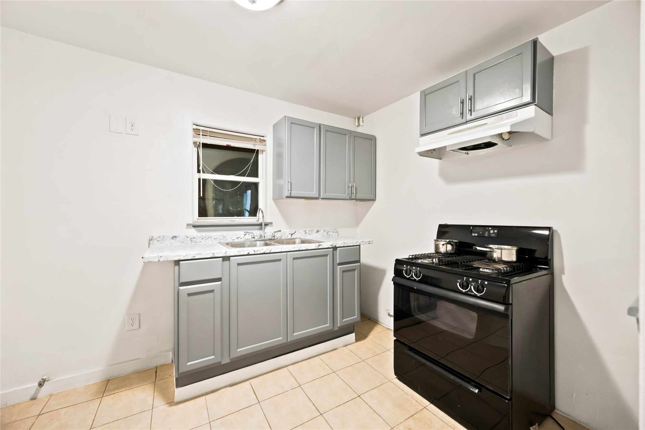 824 W 17th Street D Property Photo 7