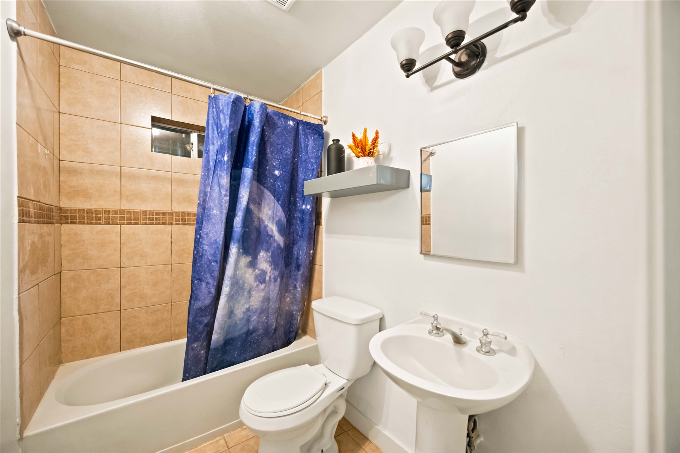 824 W 17th Street D Property Photo 8