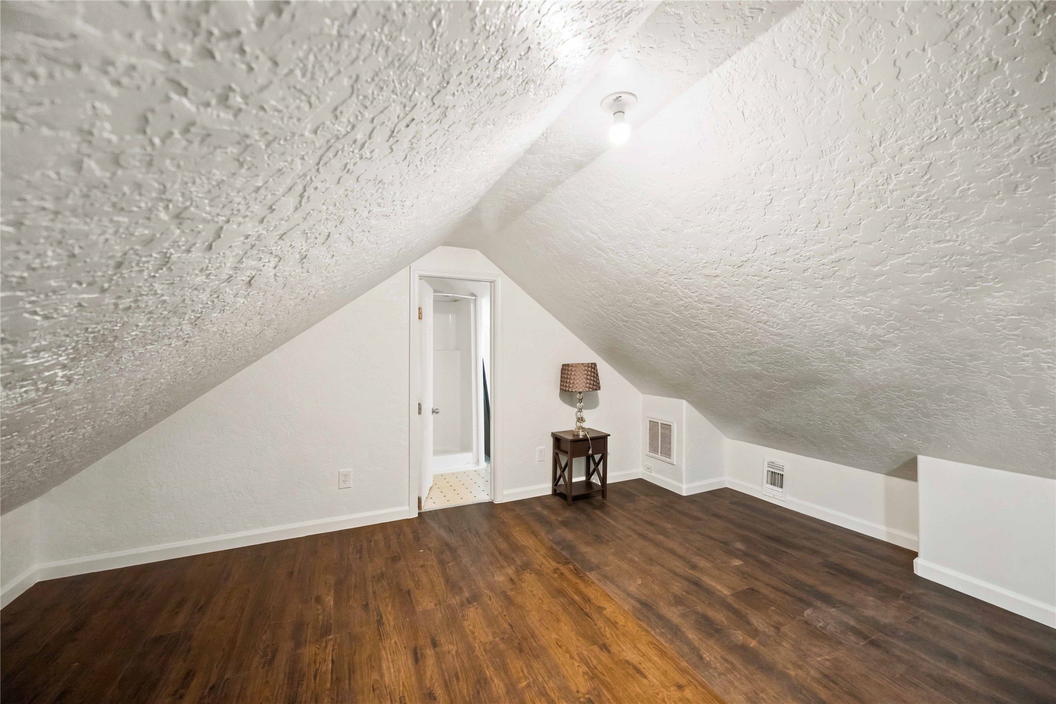 824 W 17th Street D Property Photo 9