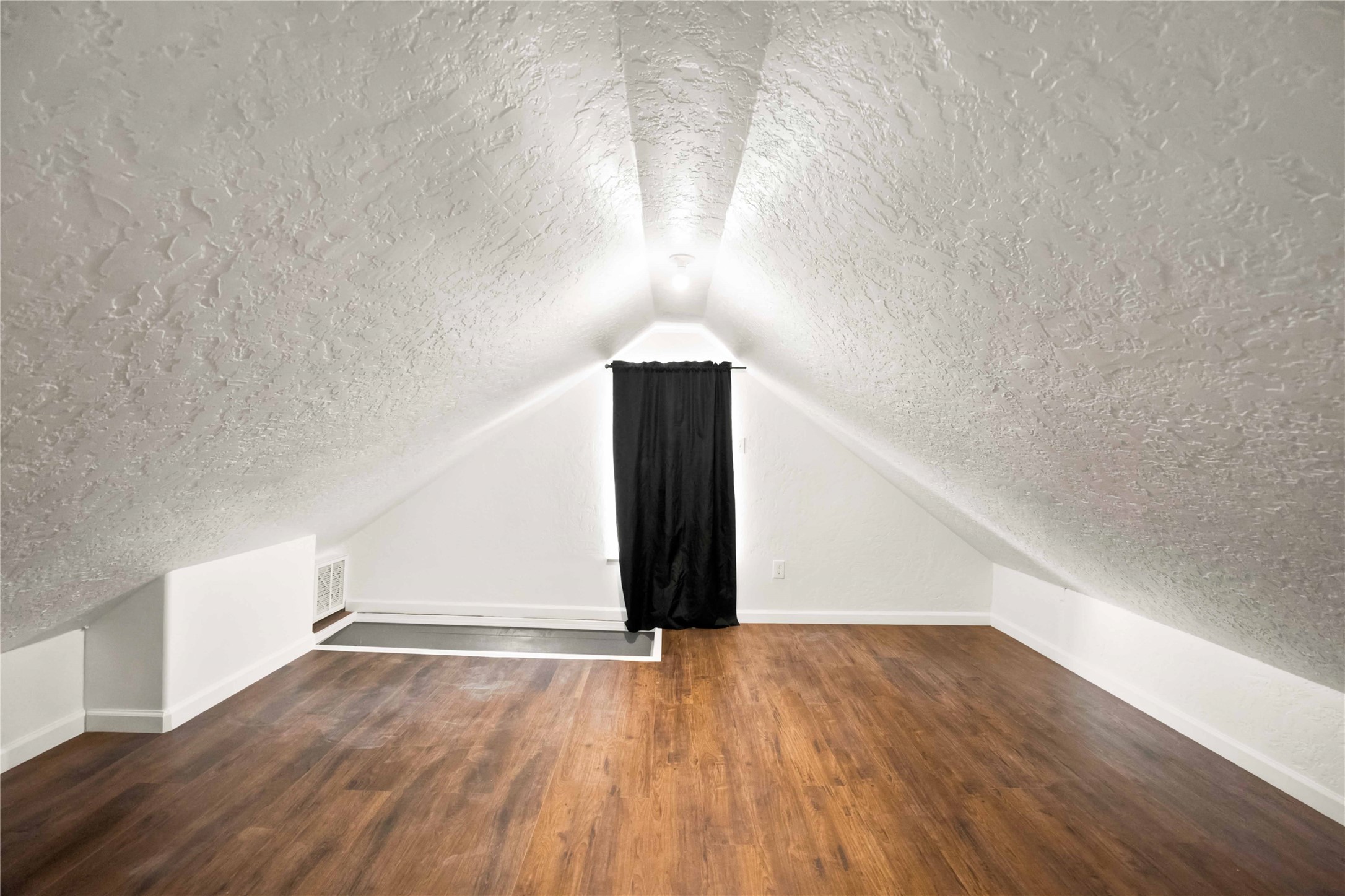 824 W 17th Street D Property Photo 10