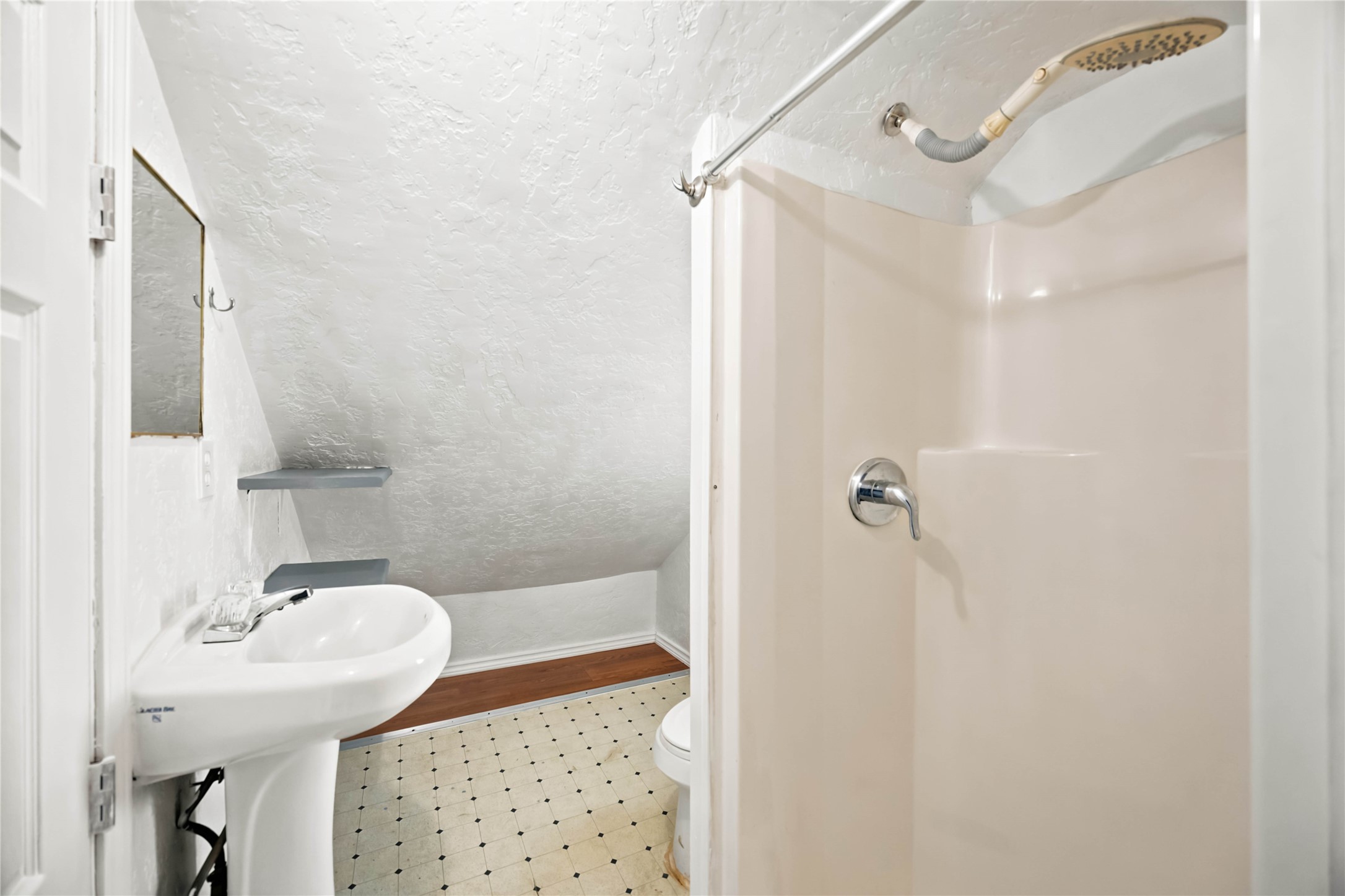 824 W 17th Street D Property Photo 11