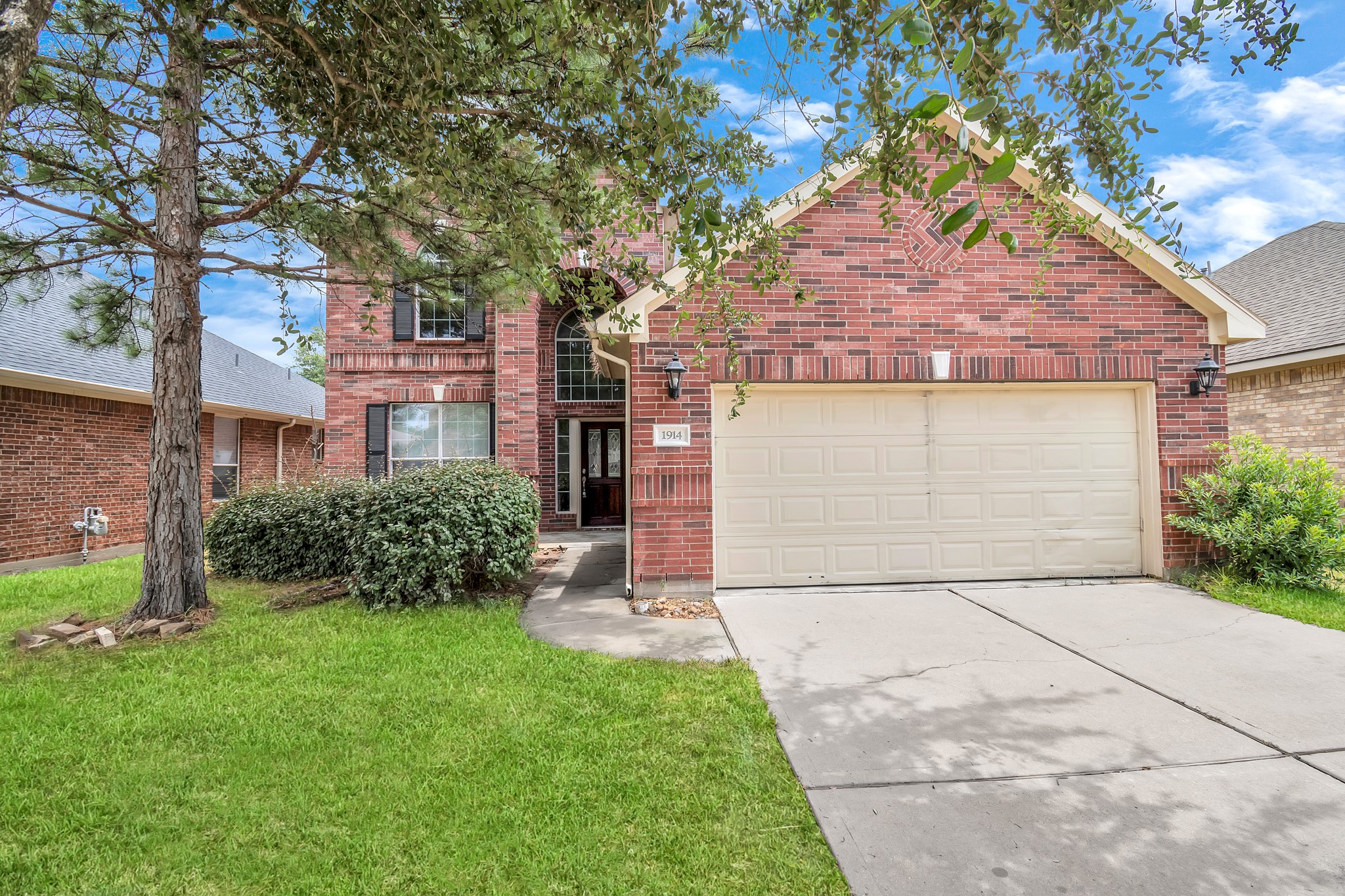 1914 Lenora Court Property Photo 2