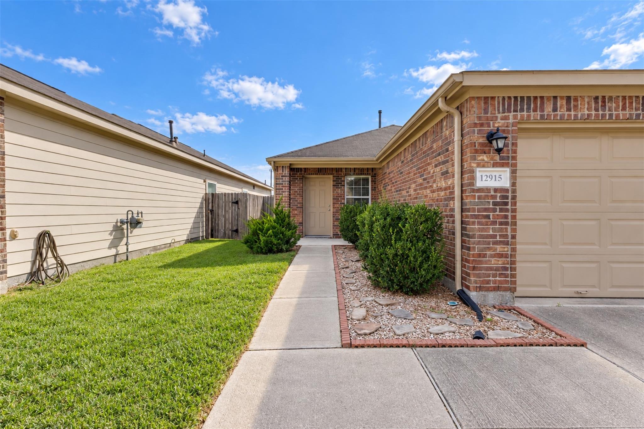 12915 Almeda Crossing Court, Houston Tx 77048 Property Photo 2
