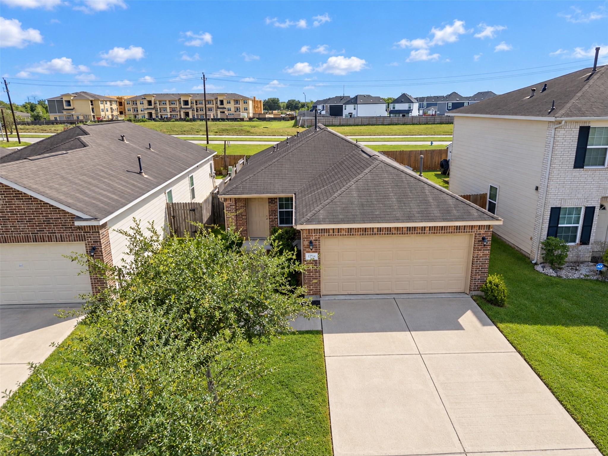12915 Almeda Crossing Court Property Photo 3