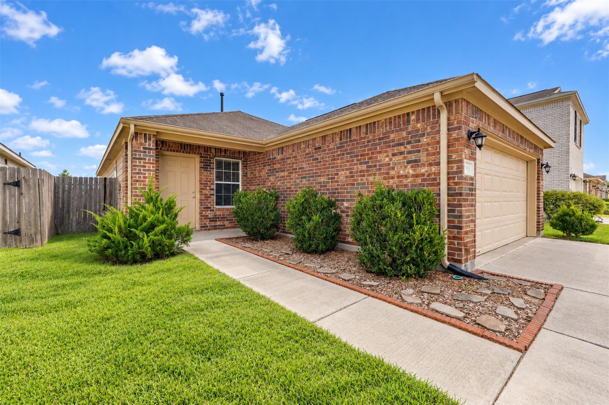 12915 Almeda Crossing Court Property Photo 4