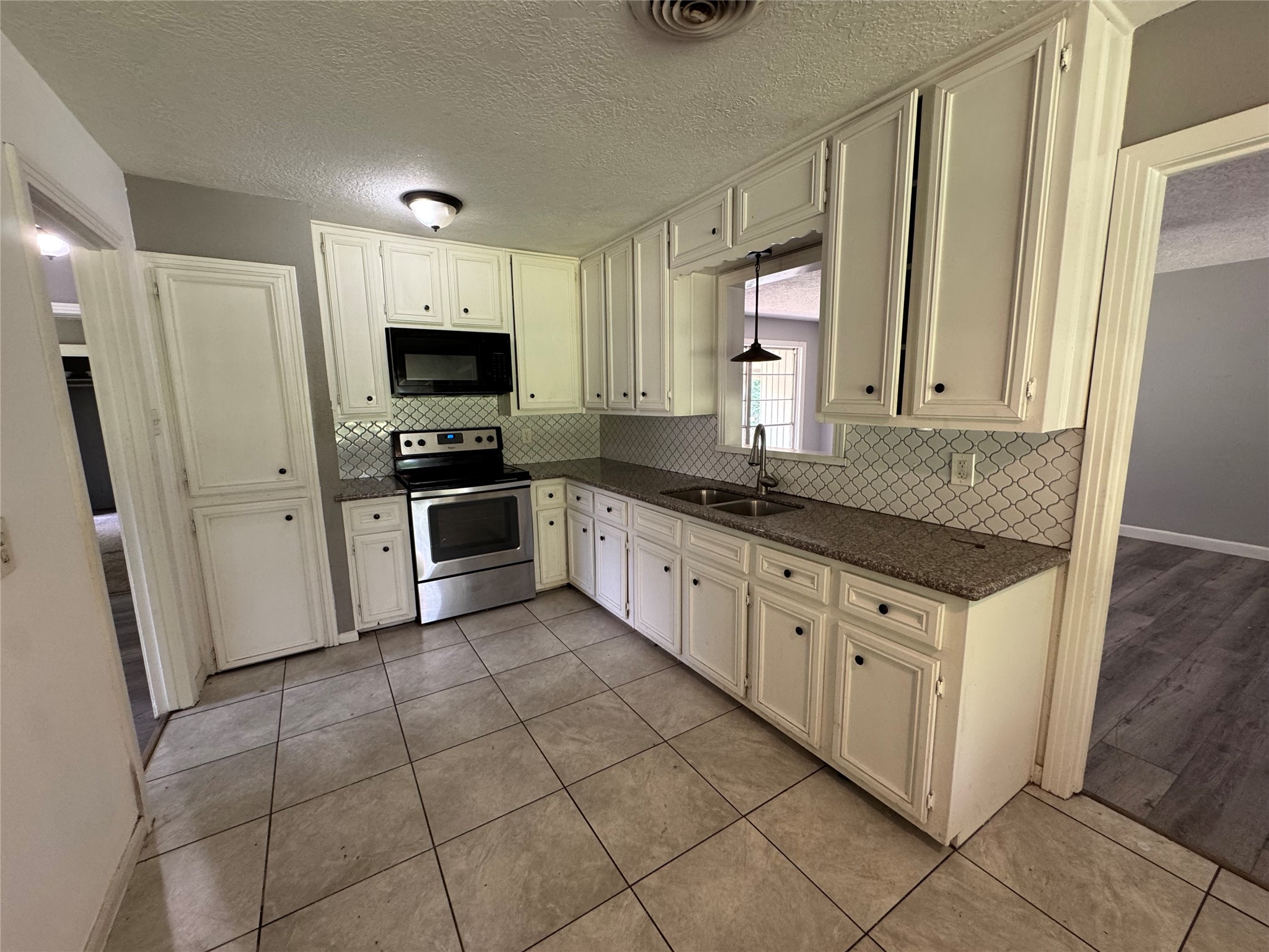 311 Alta Vista Drive Property Photo 3