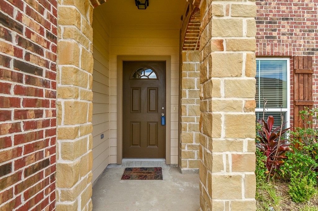 14935 Vinegrove Falls Court Property Photo 3