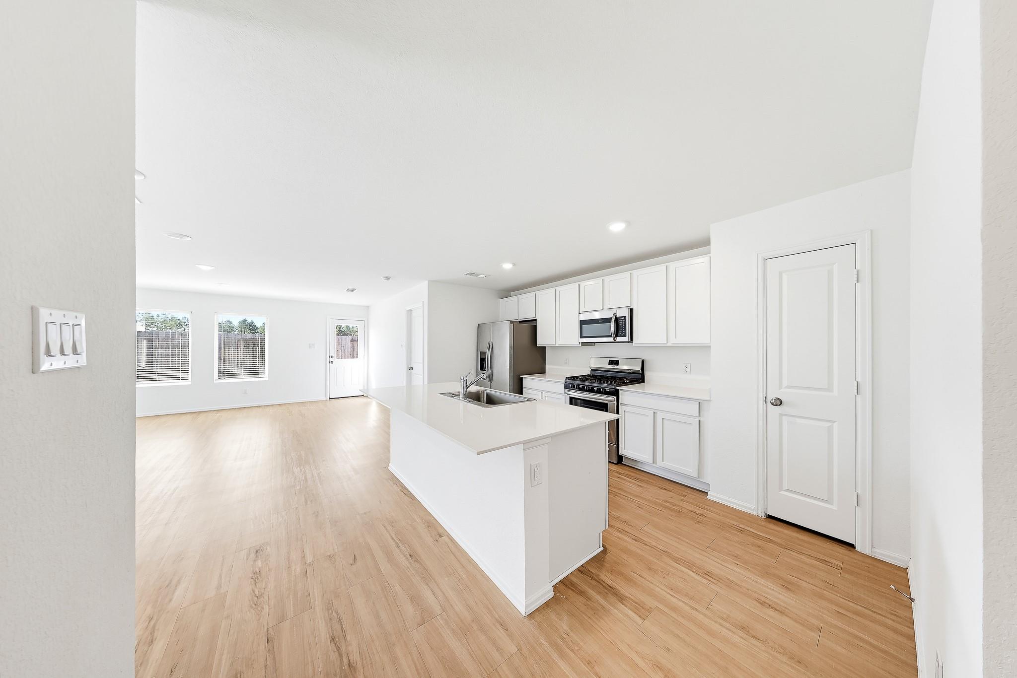 13946 Manatee Street Property Photo 6