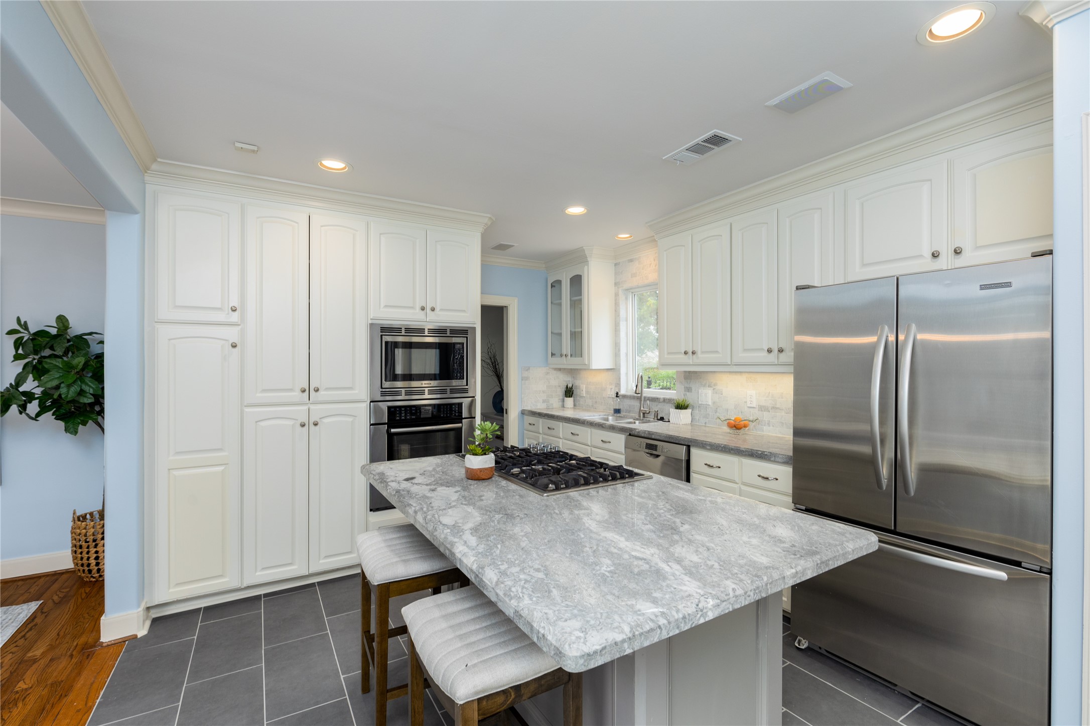 814 W 41st Street Property Photo 13