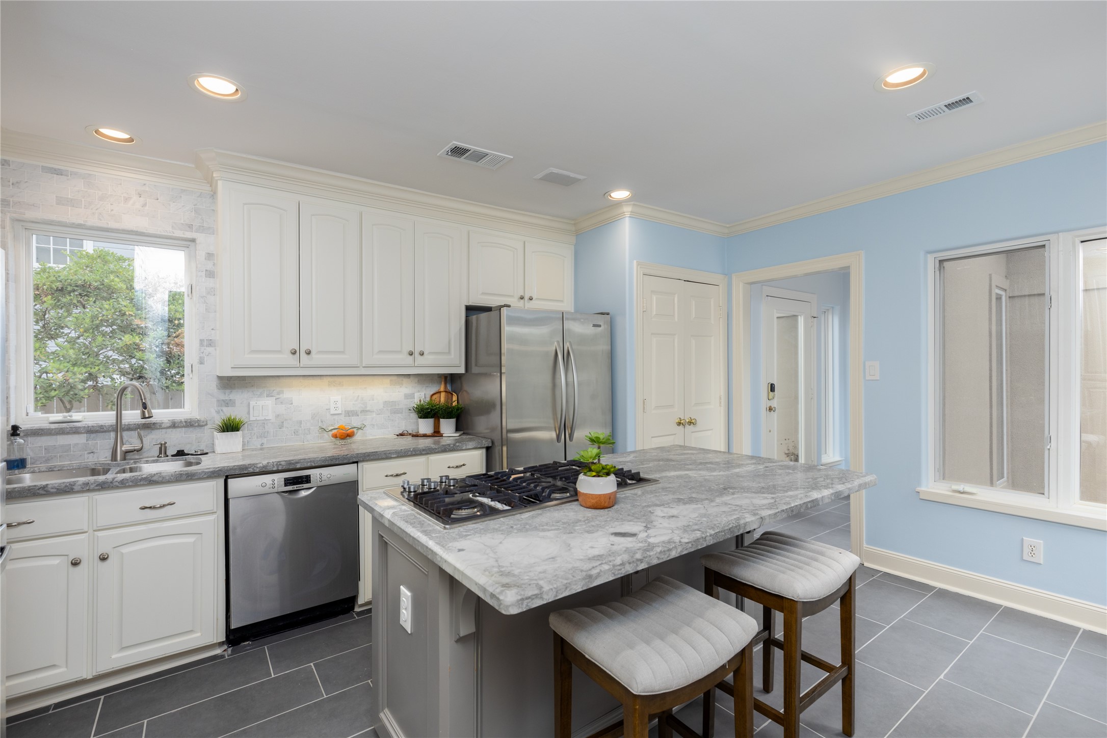 814 W 41st Street Property Photo 14