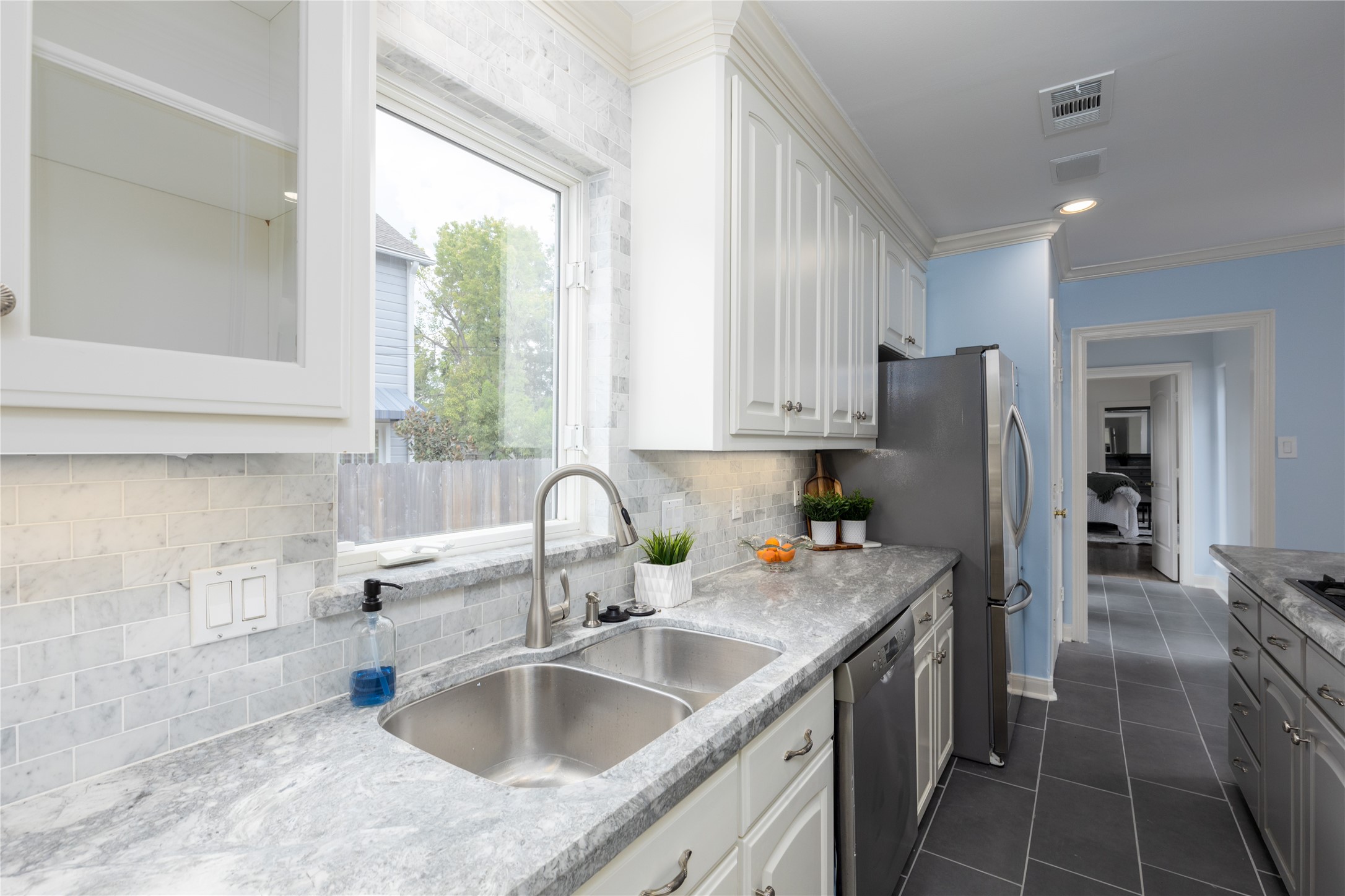 814 W 41st Street Property Photo 17