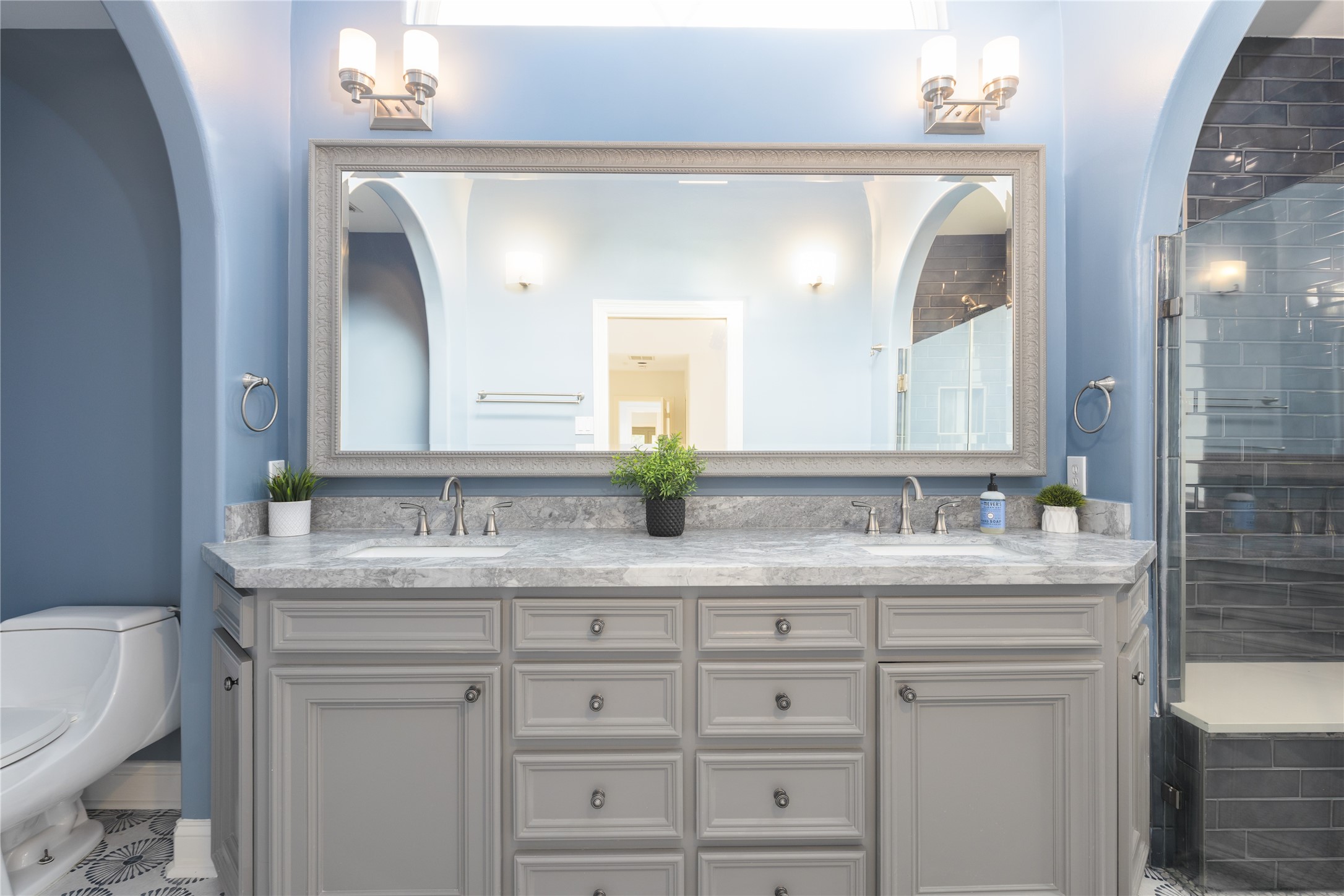 814 W 41st Street Property Photo 22